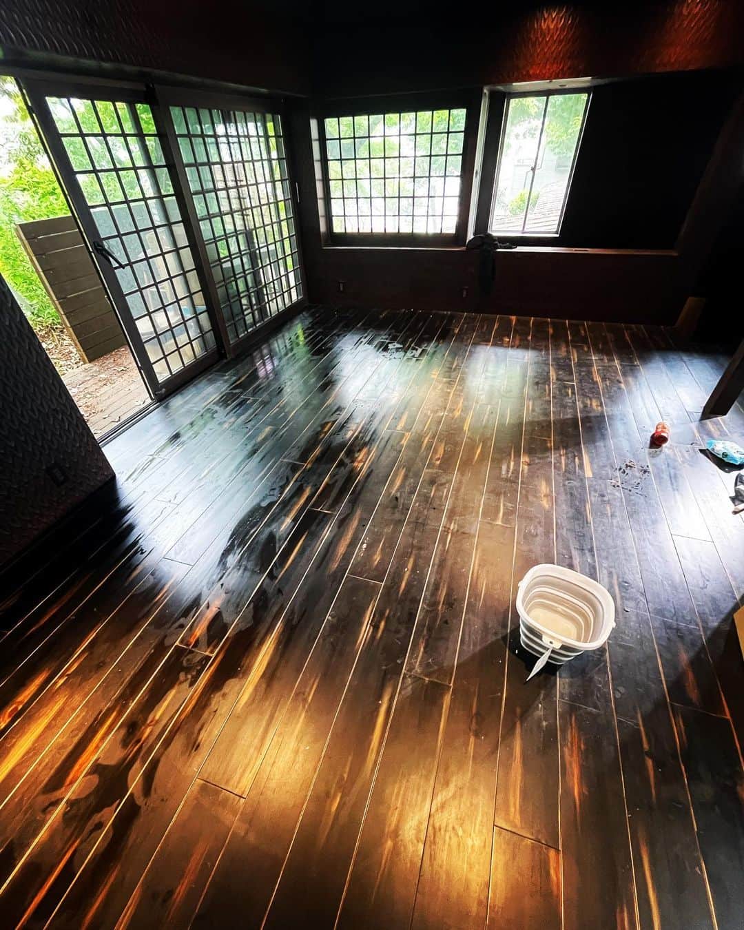 柴崎竜人のインスタグラム：「雑巾がけの日。 へっぴり腰を見られた師匠に怒られそうではあるけれど汗   念のためクイックルワイパーも購入していたものの、一定以上の床面積の前には無力なことを知りました。  #東京都心の森の中 #瞑想スタジオ #開きます #会員制 #Mety #meditationstudio #お掃除 #でも原稿の締切も迫ってる #明日は筋肉痛」