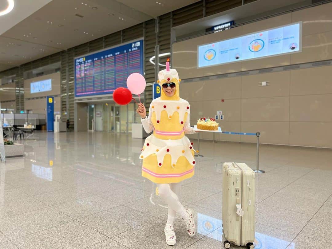 りーくんのインスタグラム：「はじめまして5月生まれマンです この世に姓を授かり早32年 あいごな人生今尚爆走中です。 幸福とは何かとか考えだしたら 沼るタイプです、独身です。 これからよろしくお願いします🎂  #入国パフォーマー #手荷物検査で風船割れないか心配した」