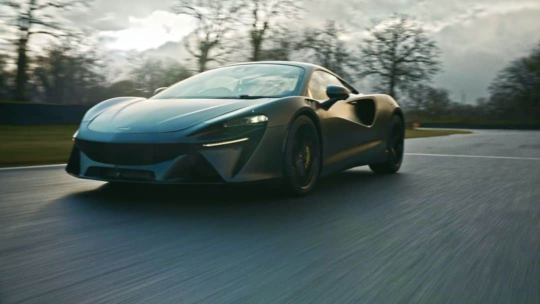 McLaren Automotiveのインスタグラム：「The Artura is here. Every drop of our expertise has been distilled into this next-generation, high-performance hybrid supercar.  Raw power meets incredible driving dynamics to deliver an experience only McLaren could create.」