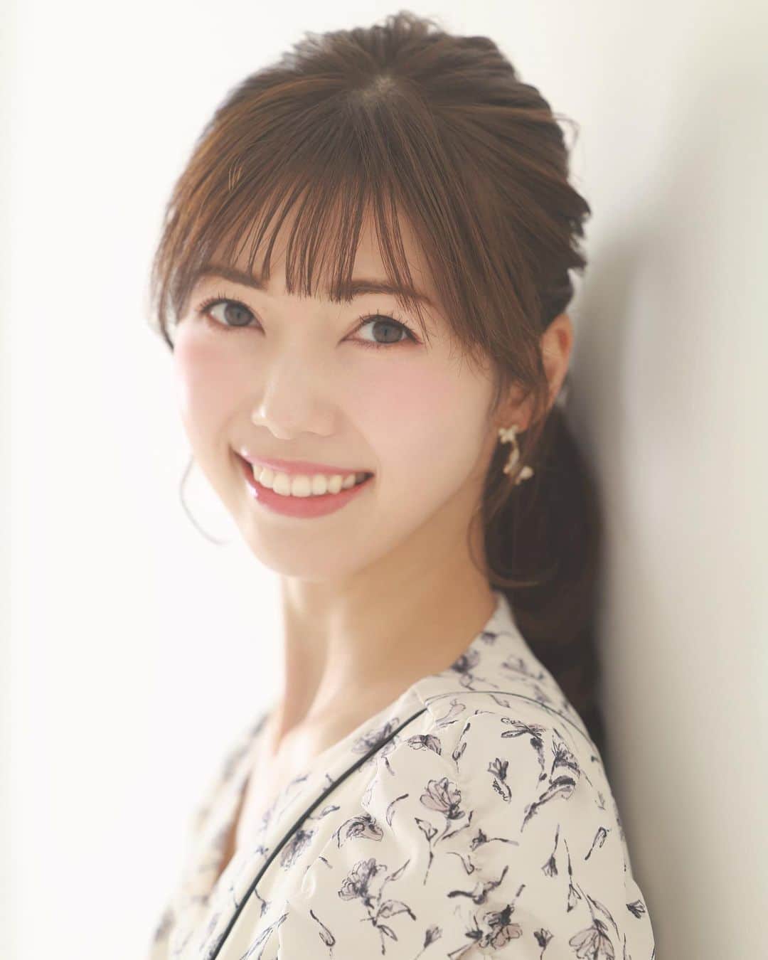 川又智菜美のインスタグラム：「TwitterのNEWプロフィール🤍 ⁡ お気に入りの一枚です☺️ ⁡ 初夏のこの時期っぽいなぁと思ってます🌻！ ⁡ スチール写真を撮られ慣れていないので ぎこちなかったですが 盛り上げていただいて楽しかったです🌈 ⁡ Photo by @masaki_kono7  Make up by @hairmake_satomi_katsuragi  ⁡ #プロフィール写真」