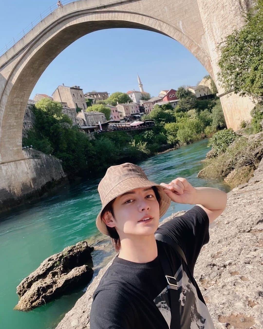 三崎優太さんのインスタグラム写真 - (三崎優太Instagram)「. ボスニア・ヘルツェゴビナに辿り着いた。この古い橋くらいしかない。何にもない。 ⁡ こうして世界を回ってると日本って恵まれてるんだなって実感する。日本に生まれたことに感謝だね。  ところでこの国みんな知ってる？ ⁡ #ボスニアヘルツェゴビナ #未知の国」5月7日 20時16分 - yuta_misaki