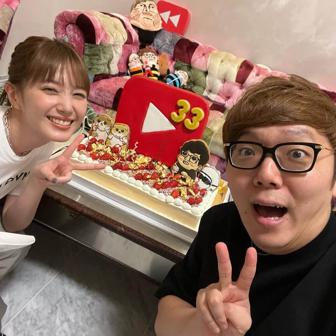 HIKAKINのインスタグラム：「本田翼さんとコラボ動画撮影してたらいきなりサプライズで誕生日祝ってもらいました😭㊗️🎉ケーキとプレゼントがマジで豪華で🎂🥹✨33歳ヒカキン頑張ります😎👊 動画はだいぶ先に本田さんのYouTubeチャンネルで公開されるみたい😂」