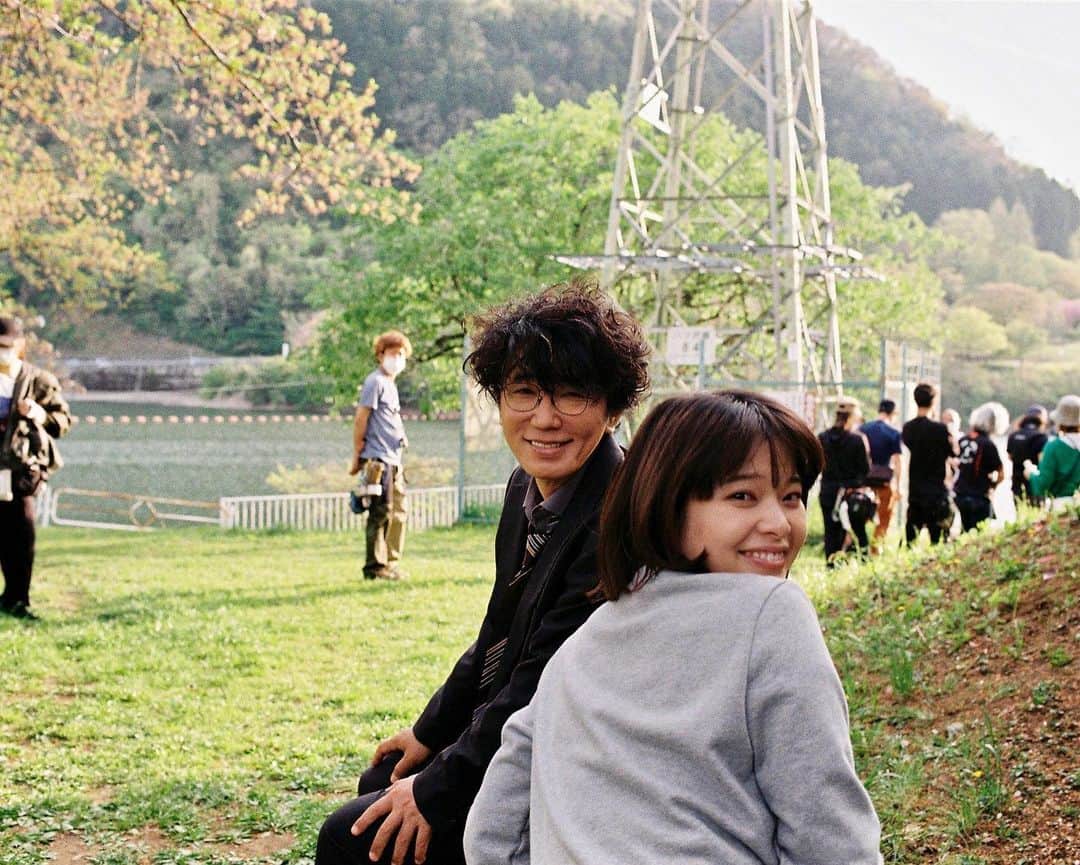 岸井ゆきののインスタグラム：「土曜ドラマ『パンドラの果実〜科学犯罪捜査ファイル〜』 今夜10時から日本テレビで第三話の放送です☺️ ぜひ観てください🍎🍅🧟✨ 今夜は遺体が自ら歩いて行方不明になるという事件を捜査します😳‼️ ・カットされていると思っていた三人のシーンがカットされてなかった😉 ・小比類巻の娘の星来ちゃんがほんとうにほんとうに可愛い💫💛 個人的プチみどころです😌  ユースケさんとのツーッショトはディーンさんが撮ってくれました！！ふふふ☺️」