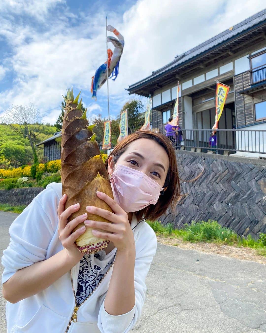 若林翔子のインスタグラム：「. 今日のサタデーウォッチン！ 全力でタケノコ堀りを体験！！  石巻の　#あかま里山農園  で 立派なタケノコと 美味しいタケノコ料理いただきました〜♡  あくのないタケノコ美味しすぎ🥰  #東北放送　#サタデーウォッチン  #中継　#タケノコ堀り体験 #春の味覚　#たけのこごはん #たけのこのケーキ」