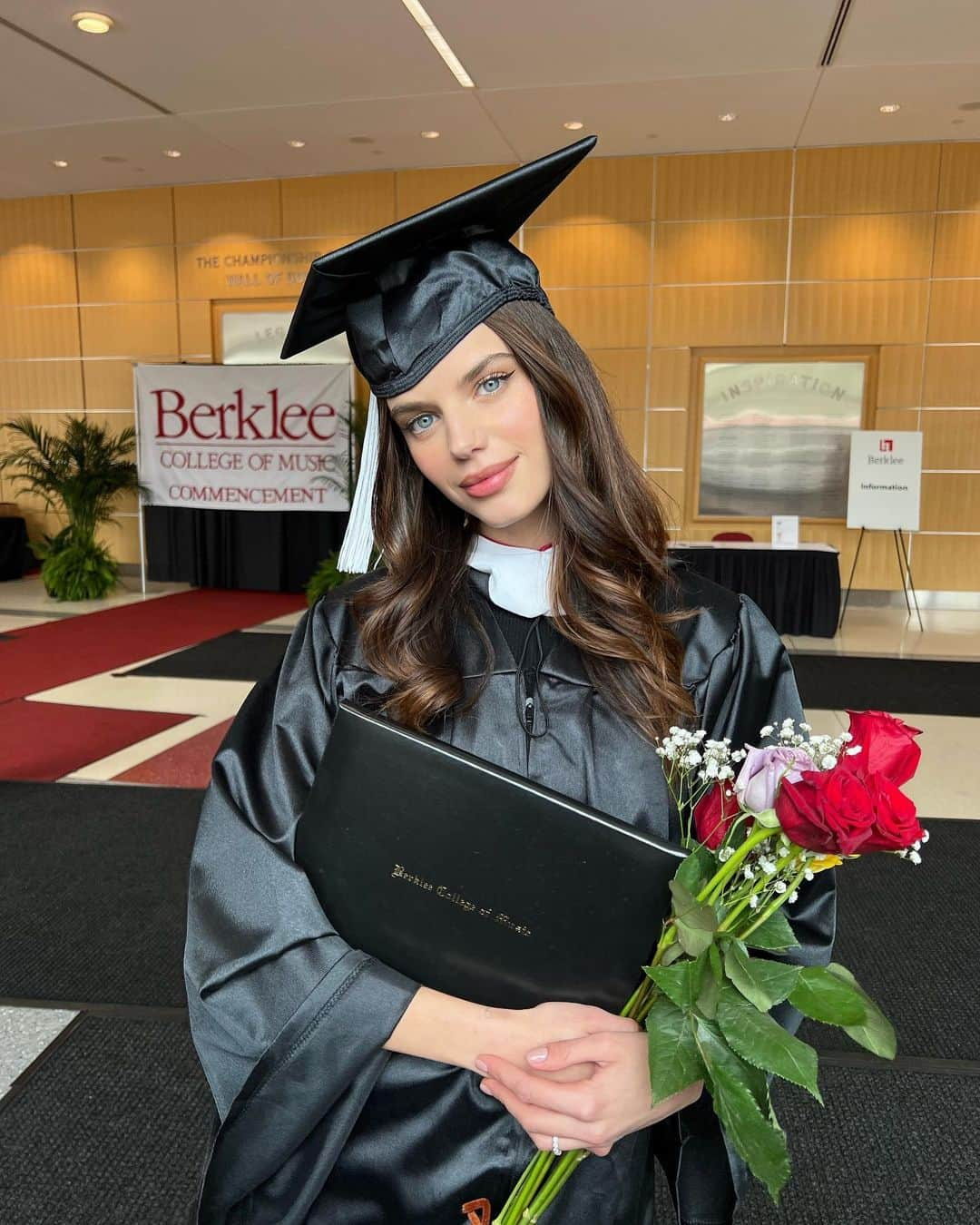 ソニア・ベン・アンマーさんのインスタグラム写真 - (ソニア・ベン・アンマーInstagram)「👩🏻‍🎓 @berkleecollege #berkleegrad2022」5月8日 2時42分 - itsnotsonia