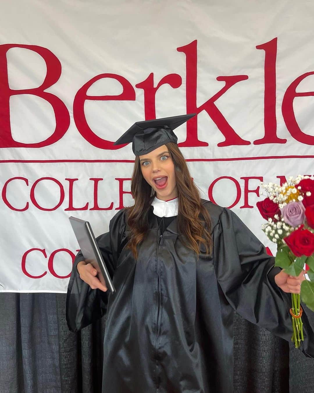 ソニア・ベン・アンマーさんのインスタグラム写真 - (ソニア・ベン・アンマーInstagram)「👩🏻‍🎓 @berkleecollege #berkleegrad2022」5月8日 2時42分 - itsnotsonia