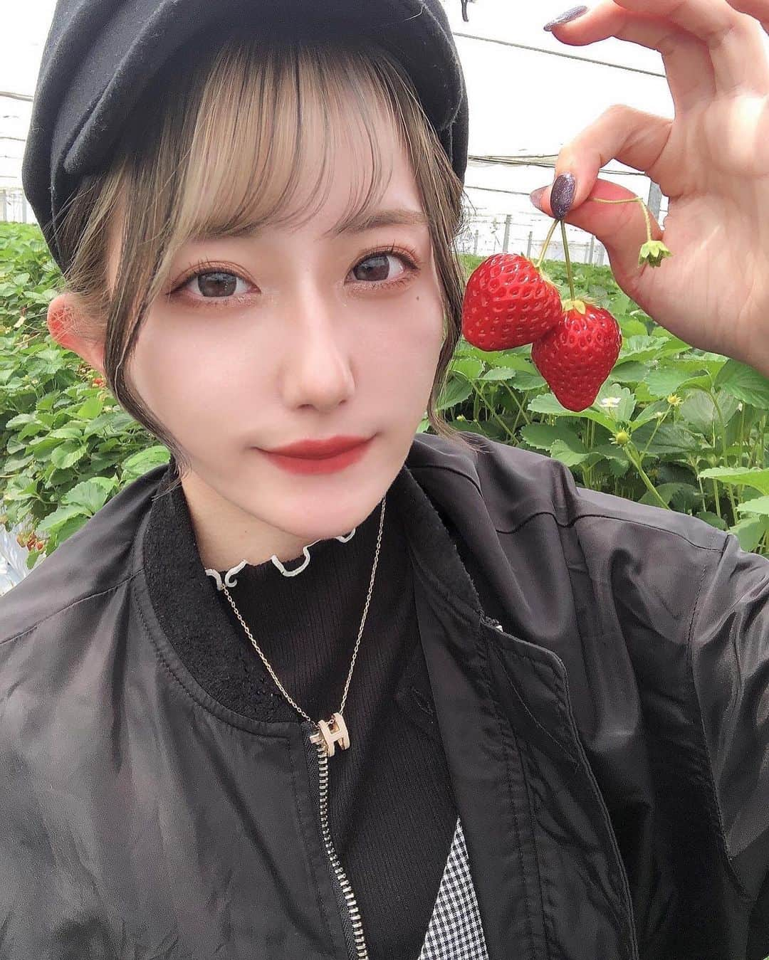 みつきのインスタグラム：「. . いちご4種類も食べれたし 甘くて美味しかった幸せ🍓💭  もっと食べたかったけど 意外とすぐお腹いっぱいになるね☁️ 記録は31個でした🍓🍓🍓 みんなはどれくらい食べれる？？ . . . . .」