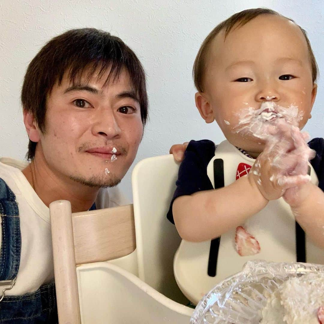 窪塚俊介のインスタグラム：「HBD🎂👶 1ちゃい☝️スクスクで何より。 そして、妻の作った赤ちゃん寿司が見事だった。マグロがトマトでできてたり🍣😳 そして、同5/7生まれの先人・兄貴もおめでとう！」