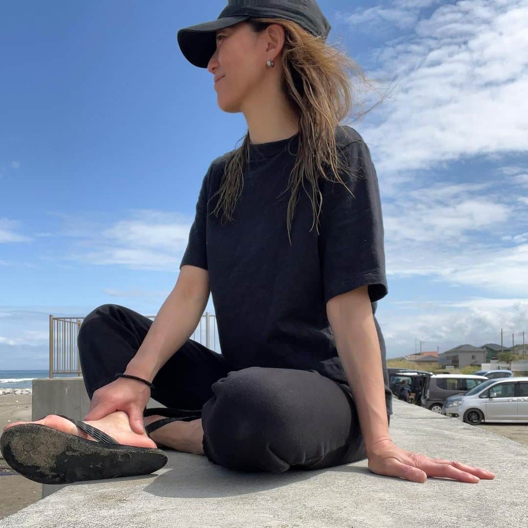 mitsuxmitsu24のインスタグラム：「I can’t help grinning  * * 海に入れることが嬉しくて サーフィンしてる時ニヤニヤしてる。 自分がいい波乗れてなくても、知らない誰かがいい波乗ってるの見たら嬉しくなるから。 1人でニヤついてて変なおばさんがいるって思われてるな。  そしてサーフィンは自分と向き合う時間。 いい波乗れてカッコよく決まっても、 派手にコケてダサくてカッコ悪くても私。 海の中の私は自分と戦ってる。 だから自分で自分を応援し、ダメ出ししたり励ましたり褒めたりして自分と見つめ合う。 この時間がたまらなく好き。  だからいくつになってもやめられないんだな、きっと。 * * #surfer #surfing #surfinglife #surfergirl #サーフィン #サーフィン女子 #サーファー #サーファー女子 #海 ＃休日」