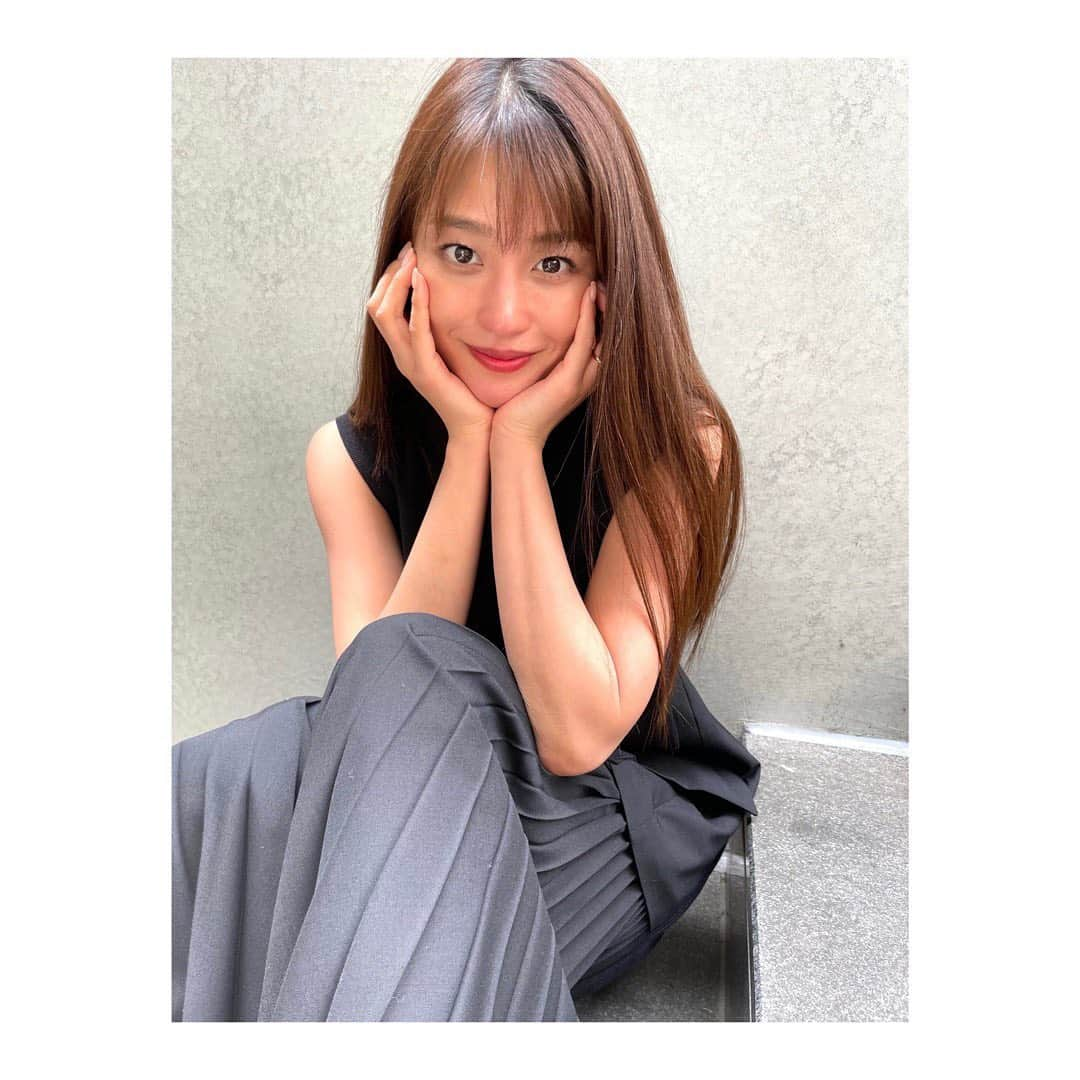 岡副麻希さんのインスタグラム写真 - (岡副麻希Instagram)「. 一年ぶり？に拳ほどの長さを切りました💇🏻‍♀️ ⁡ 大学時代からお世話になってる @hitomimohri  は私の髪質と好みを熟知しています。猫毛の私でも梅雨を乗り切れるように重めです🌧♡  ここからまたケア頑張って伸ばすぞ〜と言いつつ、 ばっさりショート欲もなくは、ない笑 #ひとりごと  @kor.style_rico のヘッドスパトリートメント 指がくいっと入って絶妙なの！もうずっと虜です🥰　  ⁡ #梅雨はふにゃふにゃと闘ってます#猫毛 #ヘッドスパ#ヘアケア」5月7日 21時53分 - maki_okazoe_official