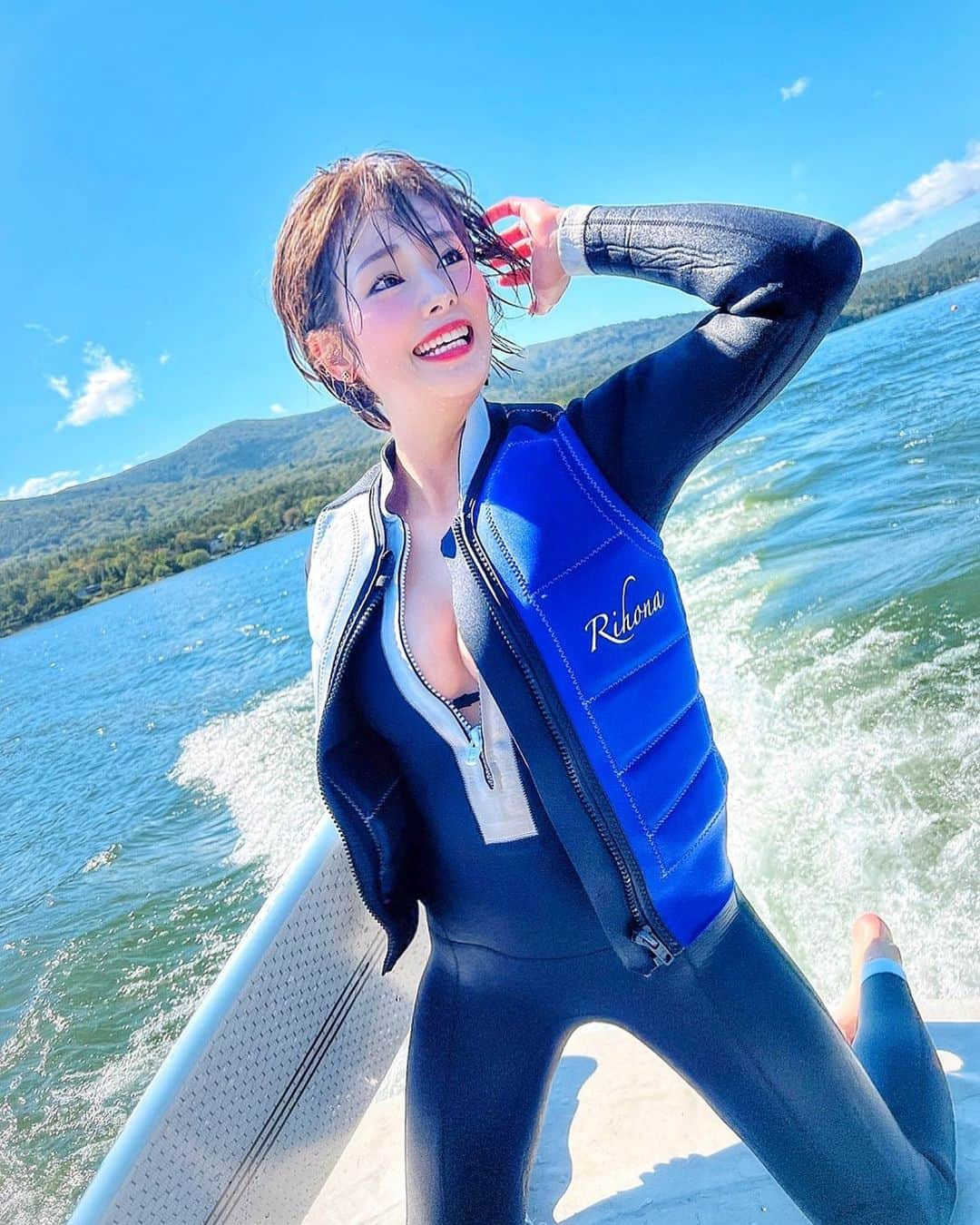 りほさんのインスタグラム写真 - (りほInstagram)「そろそろマリンスポーツ解禁ですっ！💕☺️ 湖でも5ミリのウェット着ればまあいけるっしょ❤️😆 上がった時と着替えの時だけ寒いんよなー🤣🤣  波乗りしたい欲がはんぱないっ！✨😍 今年はおNEWのライフジャケットで行くのだっ💙😍  これ左右ブルーとホワイトでアシンメトリーなの！☺️ 名前も入れてもらったのだよー💕😆  今年は360度ウェイクサーフィンで回るぞっ❤️😆笑  #ウェイク　#ウェイクサーフィン　#ウェイクボード #サーフィン　#サーフィン女子 #wakeboard #wakesurfing #wakesurf #surfing #surfgirl #activegirl #波乗り　#波乗り女子　#アウトドア　#アウトドア女子　#ウェットスーツ　#outdoor #outdoorlife #marine #marinegirlfriend #marinesports #マリンスポーツ　#マリンスポーツ女子 #スポーツ女子　#sportsgirl #surfinglife #海女　#surfergirl #surferlife #sportswoman」5月7日 21時50分 - ri1ho