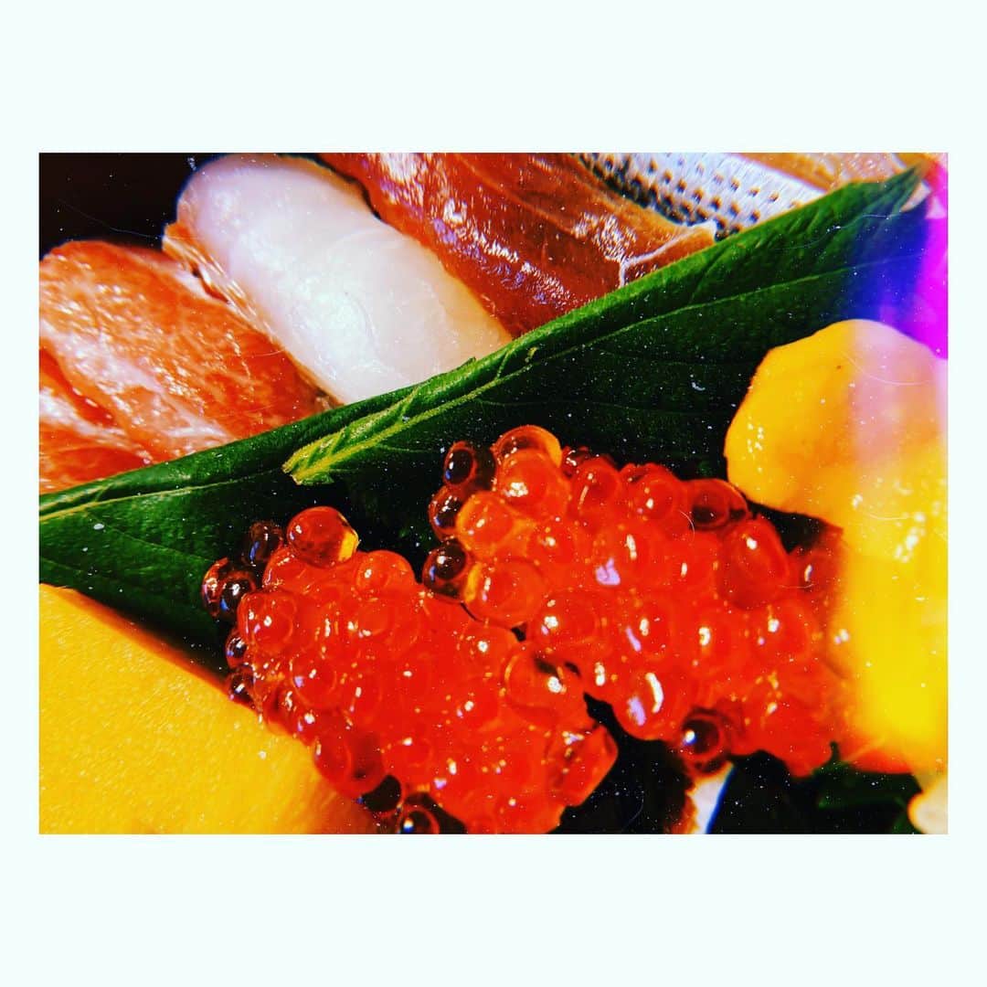 佐藤聡美のインスタグラム：「* * *  じゅうななさい最後の夜は 家族が、お寿司を頼んでくれたので お家で美味しくいただきました🍣  * *  お寿司大好きなので うれしーたのしーおすしー！！  * *  お口のなかが幸せですし🍣おすし  お寿司は世界を救いますね。 おいしすぎて、でれでれ🍣🍣🍣  * * * * #好きな食べ物 は #お寿司  #🍣  #テイクアウト #美味しい  #嬉しい  #みんなの #好きな #お寿司は何ですか？ #わたしは  #数の子 #たまご も捨てがたい #鯛 も美味しいよね #とろたく も #美味しい #おすし  #しあわせ  #🍣🍣  #🍣🍣🍣   #佐藤聡美」