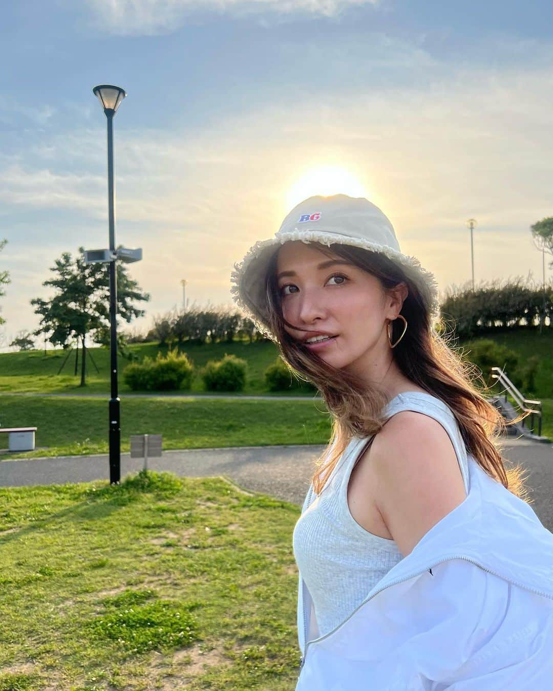 戸田れいさんのインスタグラム写真 - (戸田れいInstagram)「西日が最高🌅  何枚目が好き？？」5月7日 22時38分 - rei_toda