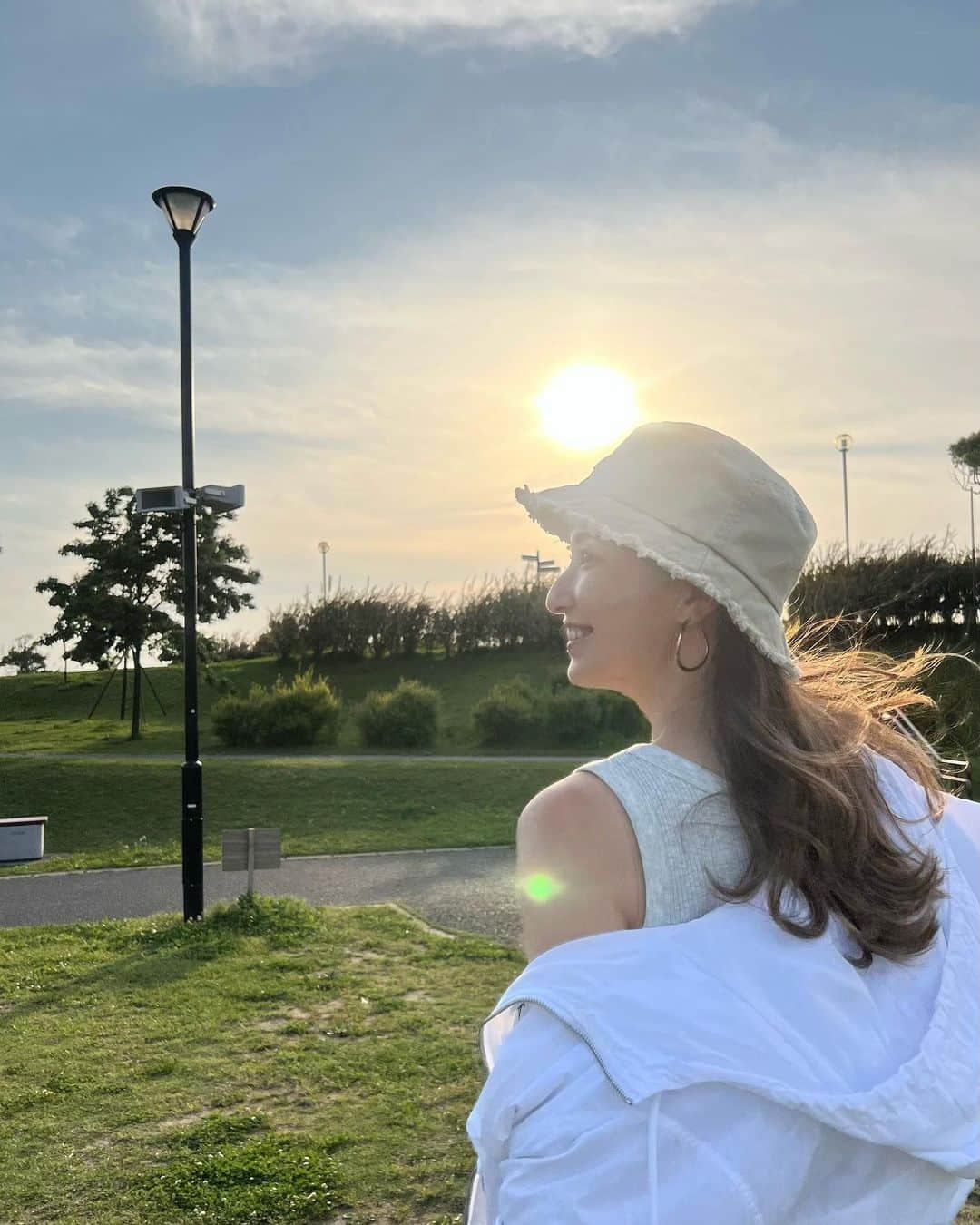 戸田れいさんのインスタグラム写真 - (戸田れいInstagram)「西日が最高🌅  何枚目が好き？？」5月7日 22時38分 - rei_toda