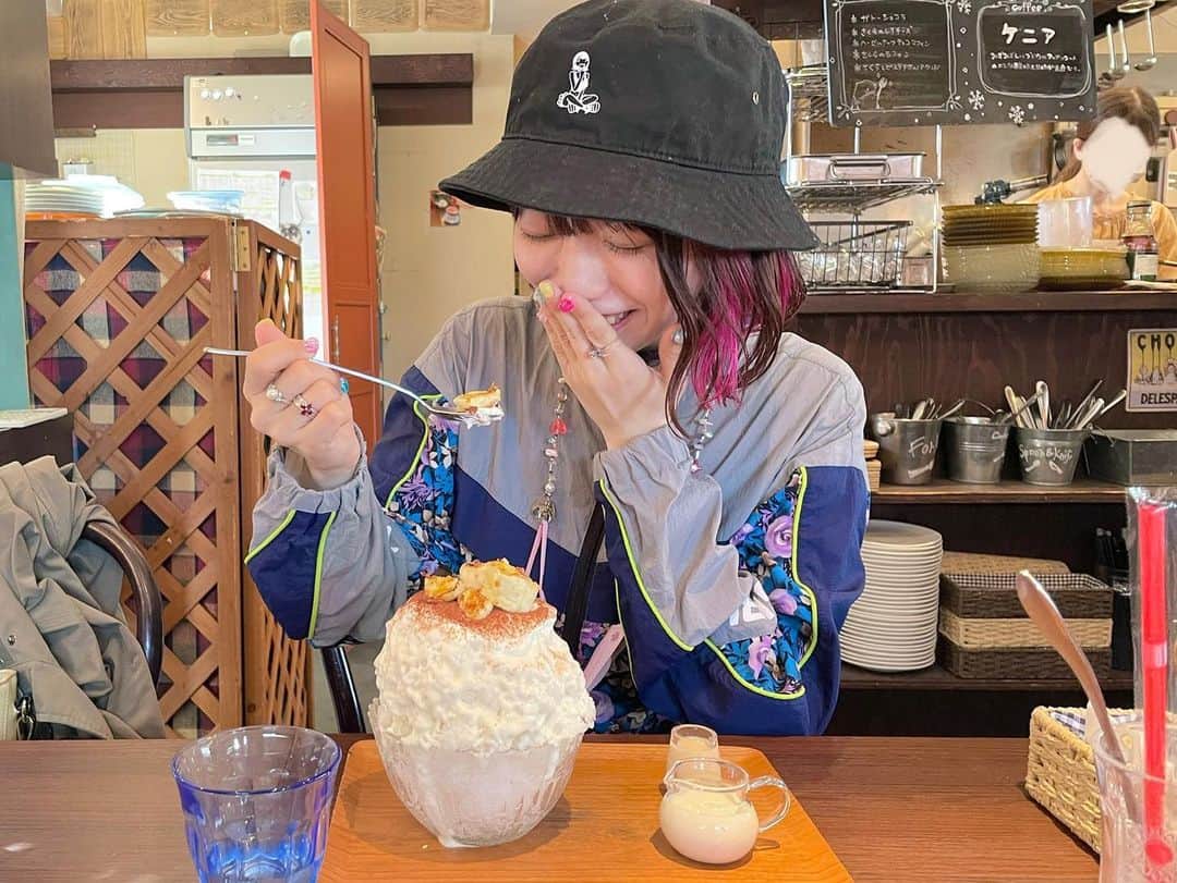 ぱいぱいでか美のインスタグラム：「推しメンのこと味覚も信頼してる🍧🍫 . 先日、推しメンが行ってた可愛いかき氷屋さんに行きました！ チョコバナナティラミスかき氷……😳 1人じゃ大きいかな？と思ったけど美味しすぎて余裕でいけた…… やっぱ推しメンは食べ物のセンスもいいし 可愛いしかっこいいしオシャレだし 歌もダンスも心を惹きつけられるものがあって お芝居も存在感あるし…… 味覚のセンスまで好きになるなんて🤦🏻‍♀️という気持ちです これからも全面的に信頼していきます💙🧡 あとカレーも美味しそうなお店だった！ 気になるな〜🫠 . #聖地巡礼 #かき氷 #同じもの #食べたい #でか美ちゃん #fskとおでかけ」