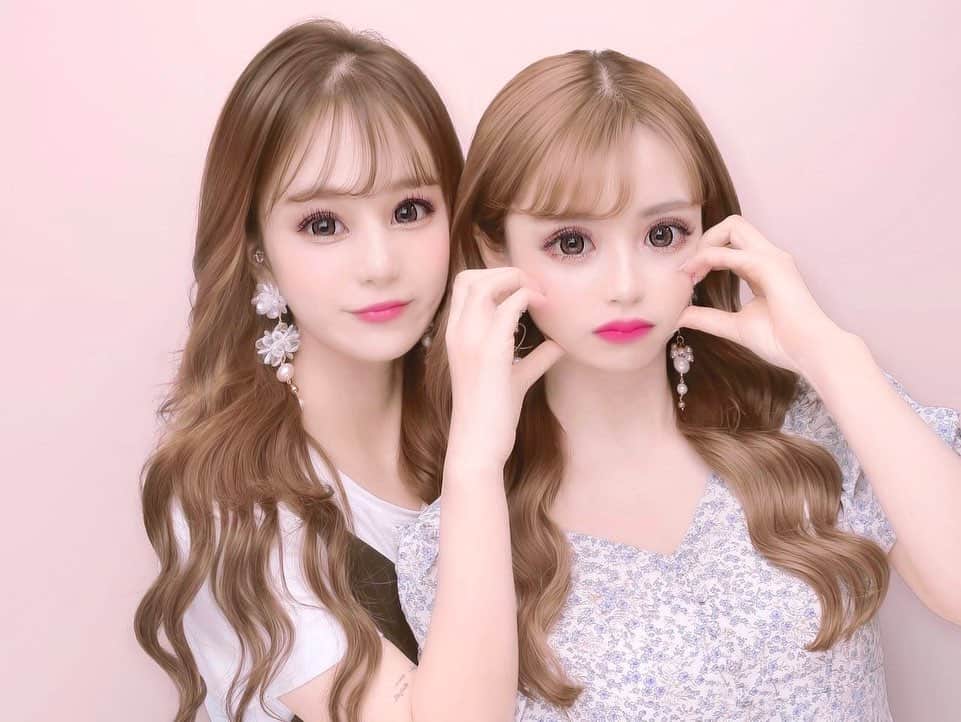 のインスタグラム：「. ふたりで久しぶりのお出かけ👧🏼👧🏻💕 オタ活の季節がやってきたねええ🥹💕💕💕 .」