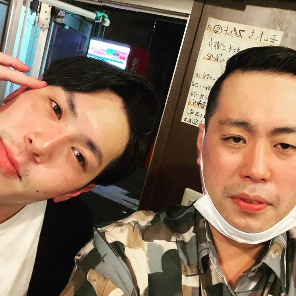 笹本はやてさんのインスタグラム写真 - (笹本はやてInstagram)「同期のエバース町田。 家が近いから「飲み行こうよ」って誘っても毎回「ネタ合わせあるから無理」と意識の高い断り方される。 オダウエダの小田さんが本当に好きらしい。電車のホームで熱弁された。その時まじで巻こうか迷った。  #エバース町田 #オダウエダ #小田さん #熱弁 #純愛」5月7日 23時11分 - naturehayate