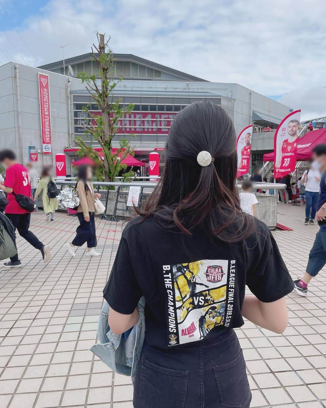 関根ささらさんのインスタグラム写真 - (関根ささらInstagram)「#千葉ジェッツ vs #サンロッカーズ渋谷 第36節 Game1⛹️‍♂️🏀🔥 . . 今日はやなぱいさんと #船橋アリーナ へ🎪 前から興味持ってくださってて遂にタイミングが合って一緒に行くことができました♡やなぱいさんが千葉県民なのでジェッツ戦を選んだよ💪🏽 . . 渋谷の固いディフェンス、千葉の高確率なシュート、ジョンムーニー選手のダンクに、ケビンジョーズ選手の外郭からのシュート……！他にも見どころいっぱいで面白すぎる試合でした🔥攻防戦、とんでもなかった、、、！！！ . . 明日がいよいよレギュラーシーズンラストゲーム！ #バスケットLIVE やアリーナで応援しましょう💪🏽 . . #Bリーグ #bleague #chibajets #sunrockersshibuya #バスケ観戦 #試合観戦 #スポーツ観戦 #バスケ女子 #🏀 #basketball #basketballgame」5月7日 23時07分 - sasarasekine