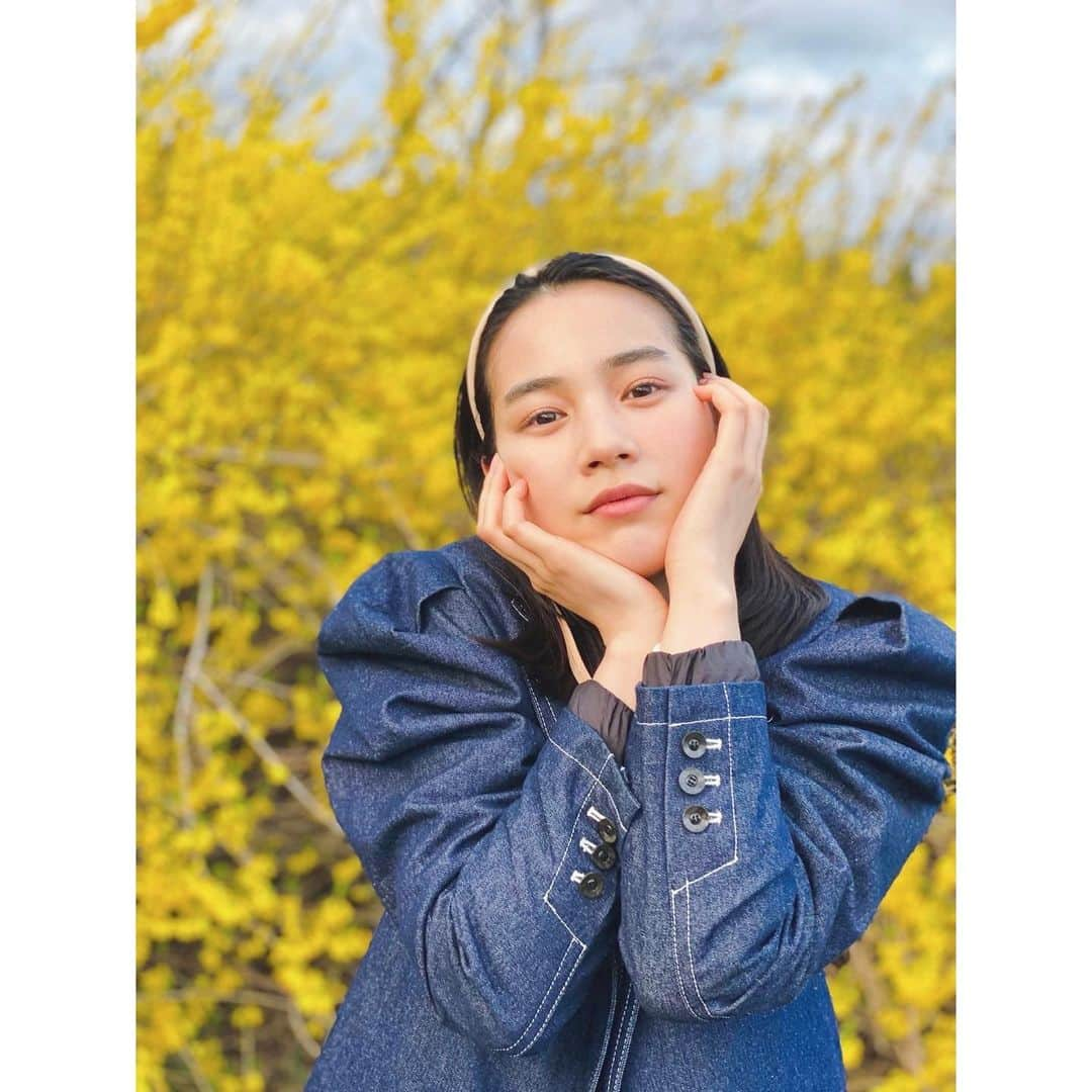 のん（能年玲奈）さんのインスタグラム写真 - (のん（能年玲奈）Instagram)「黄色といえばミモザ！菜の花！と思っていたけど、この黄色はレンギョウという花らしい。とても綺麗だった。🌼  Stylist: @izumimachino  Hair&make: Shie Kanno  #のんやろが #YouTube #岩手 #久慈」5月7日 23時21分 - non_kamo_ne