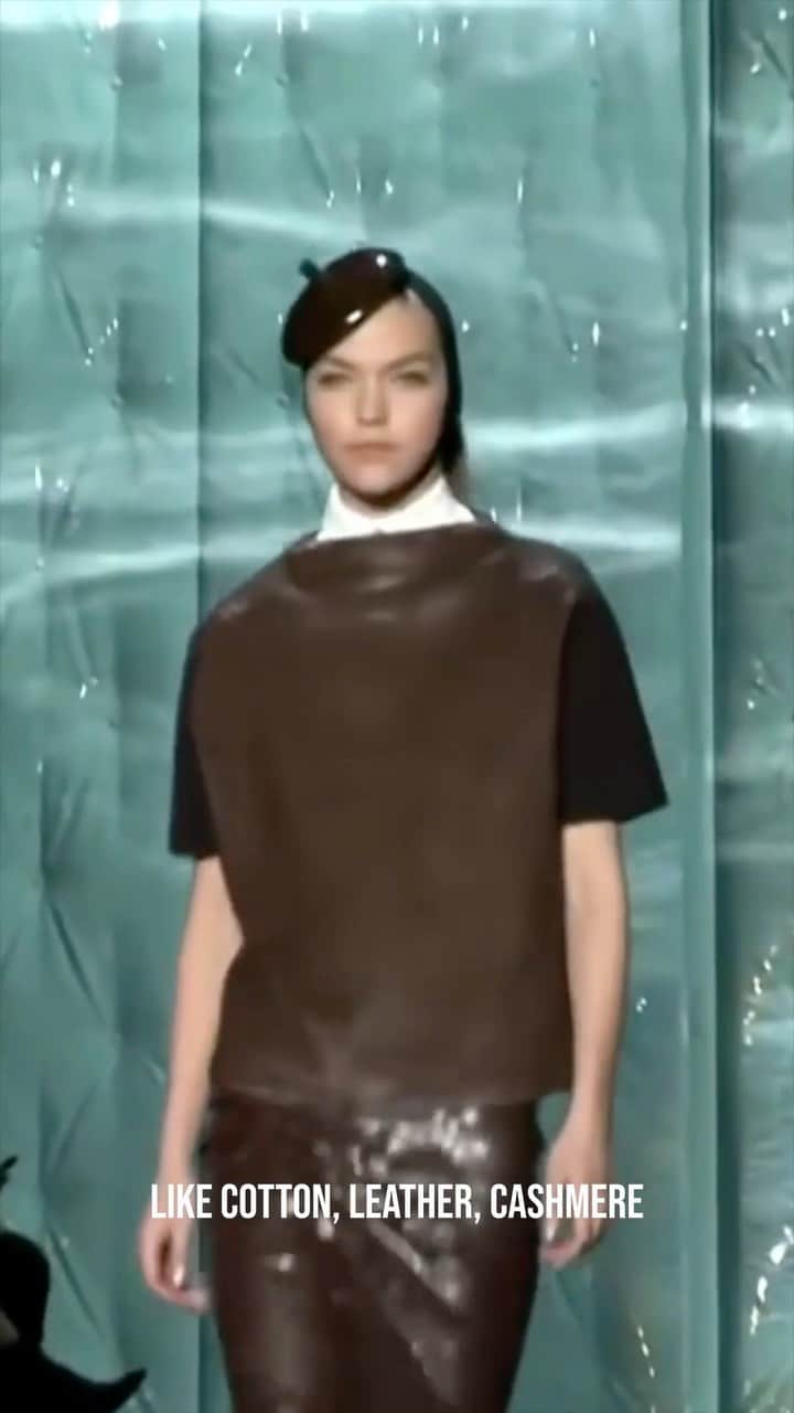 アリゾナ・ミューズのインスタグラム：「I grew up and became a model, it seemed exciting to go and work in the frivolous industry of fashion in the biggest cities in the world. And I got lucky, it went well for me. But after climbing this ladder for years, I had a big realisation. I knew very little about where the clothes came from, nor who made them.  I couldn’t help but notice, the root of every thread to this story was always SOIL. But why had I never stopped to say “thank you Farmers, for growing my clothes for me?”  I realised that there is an immense disconnect between the fashion industry and the soil from which everything is created.  This is why I created my charity DIRT.   Please follow @dirt.charity to get to know the good work DIRT is able to do in the world and for Earth’s soils globally 🌱」