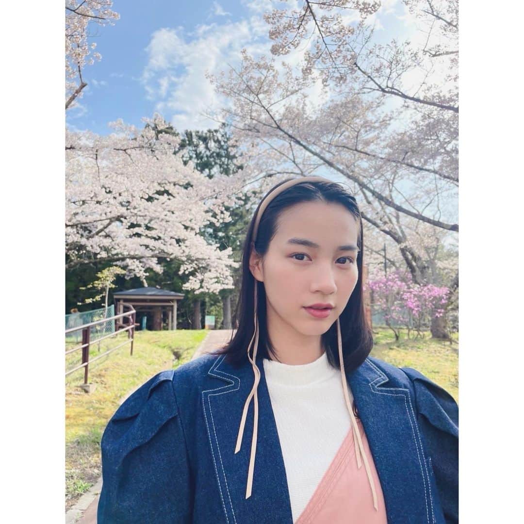 のん（能年玲奈）さんのインスタグラム写真 - (のん（能年玲奈）Instagram)「久慈でのんびり。🌸 東京の桜はじっくり見れなかったけど、ちょうど桜が満開の久慈に行けて良かった！ 楽しかったなー。  Stylist: @izumimachino  Hair&make: Shie Kanno  #のんやろが #YouTube #岩手 #久慈」5月7日 23時20分 - non_kamo_ne