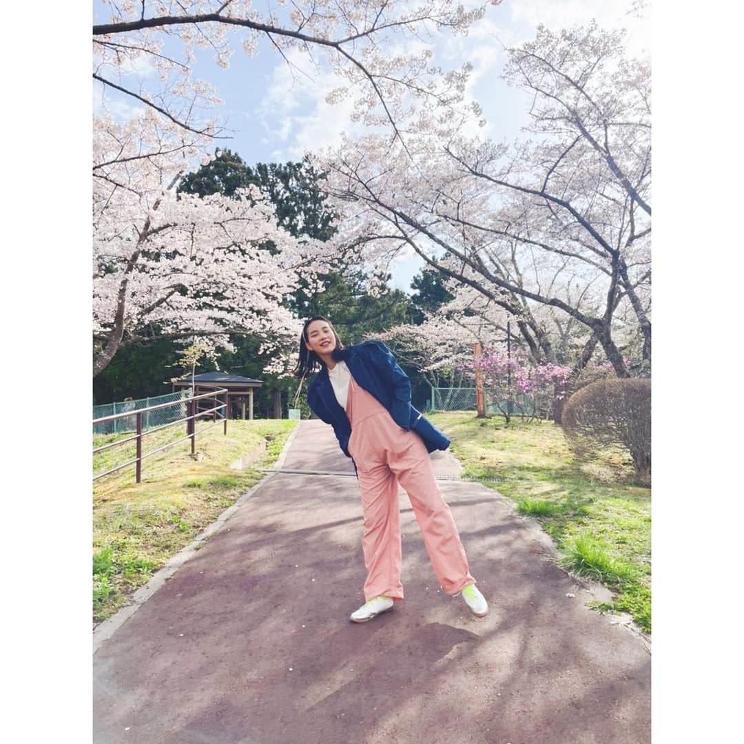 のん（能年玲奈）さんのインスタグラム写真 - (のん（能年玲奈）Instagram)「久慈でのんびり。🌸 東京の桜はじっくり見れなかったけど、ちょうど桜が満開の久慈に行けて良かった！ 楽しかったなー。  Stylist: @izumimachino  Hair&make: Shie Kanno  #のんやろが #YouTube #岩手 #久慈」5月7日 23時20分 - non_kamo_ne