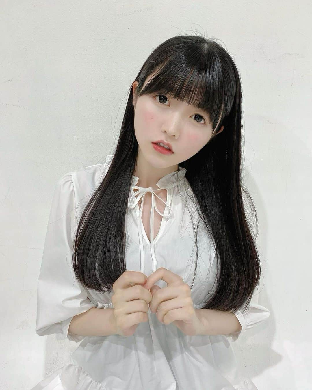 のインスタグラム：「白いワンピース🌿 ・ ・ ・  7/9河口湖ステラシアター発表の動画で着てたワンピース！でびぱっぱの特典会でも着てたよ〜！実はGU！ ・ ・  ・  #ワンピース  #GU  #真っ白なキャンバス  #白キャン  #小野寺梓」