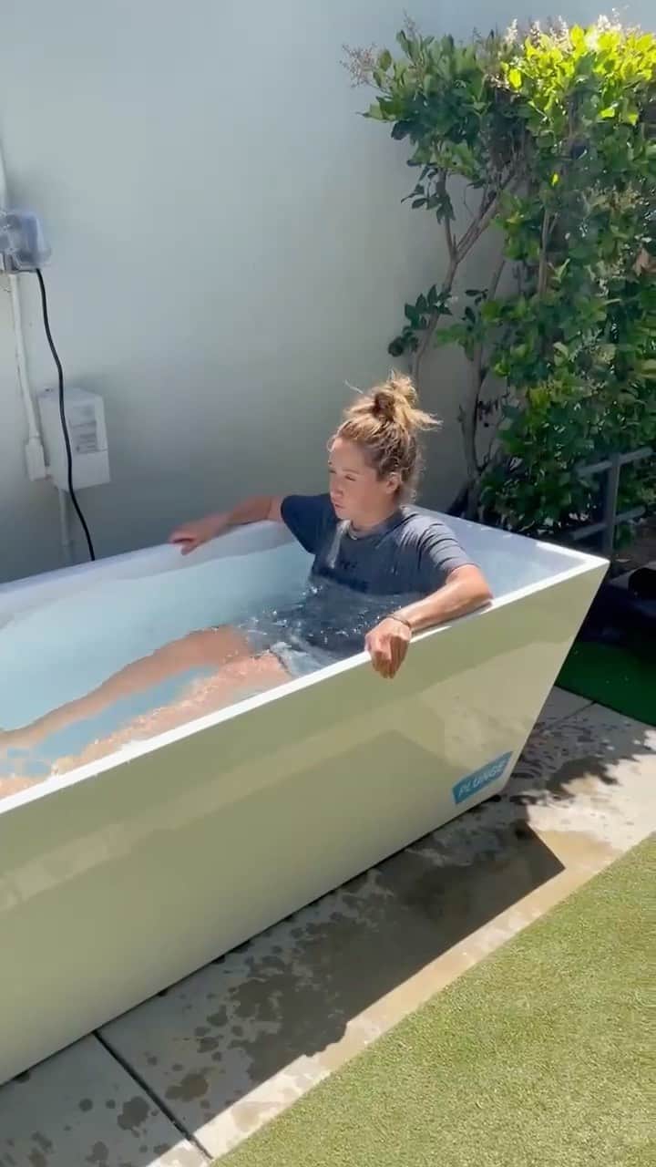 アシュレイ・ティスデイルのインスタグラム：「The things @harleypasternak makes me do... but as he said, cold plunges help reduce inflammation, combat negative thoughts and stress and helps you feel more present. So I guess I'll keep freezing 🥶」
