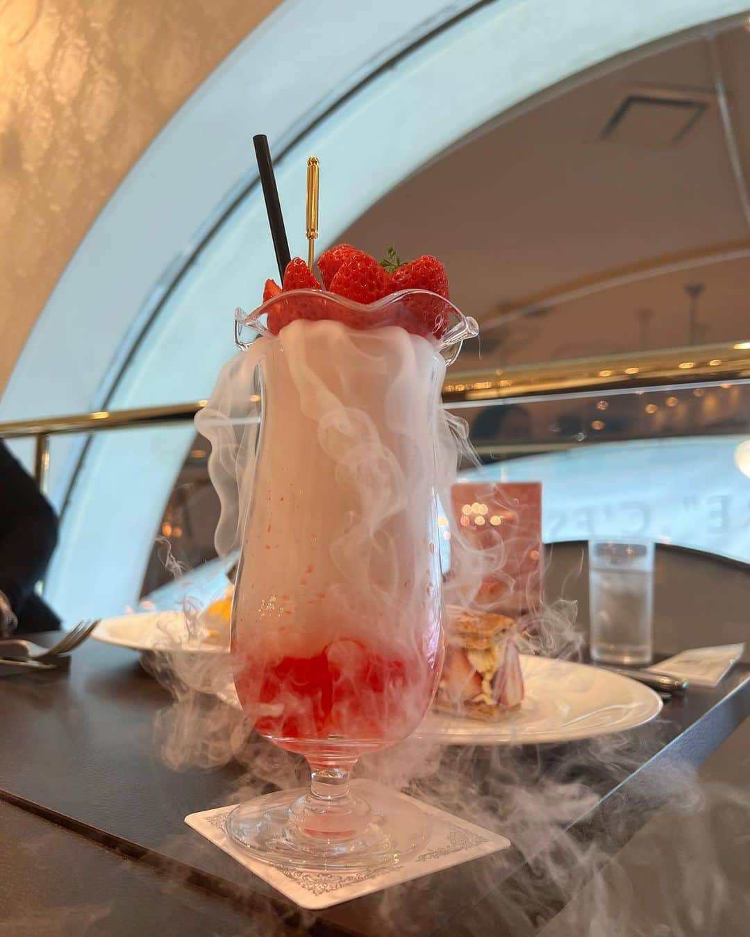 のインスタグラム：「#ポアール帝塚山  #いちごのミックスジュース🍹🍓　が #夜のヒットスタジオ　みたいな演出で登場  可愛らしい💐 人気ケーキたち😍　は ポワールのヒットスタジオやぁ〜🍰🎂👏  #大阪に帰ったら行く店 @poire_tsujii  の 辻井さんと😊  @hacci_official  #hacci のハチミツ入り ローズケーキ🌹 #薔薇の香 #しっとりハチミツ🐝　は #母の日プレゼント  にも 人気 #明日のパン🥐　も買って帰る #マエノリグルメ😋」
