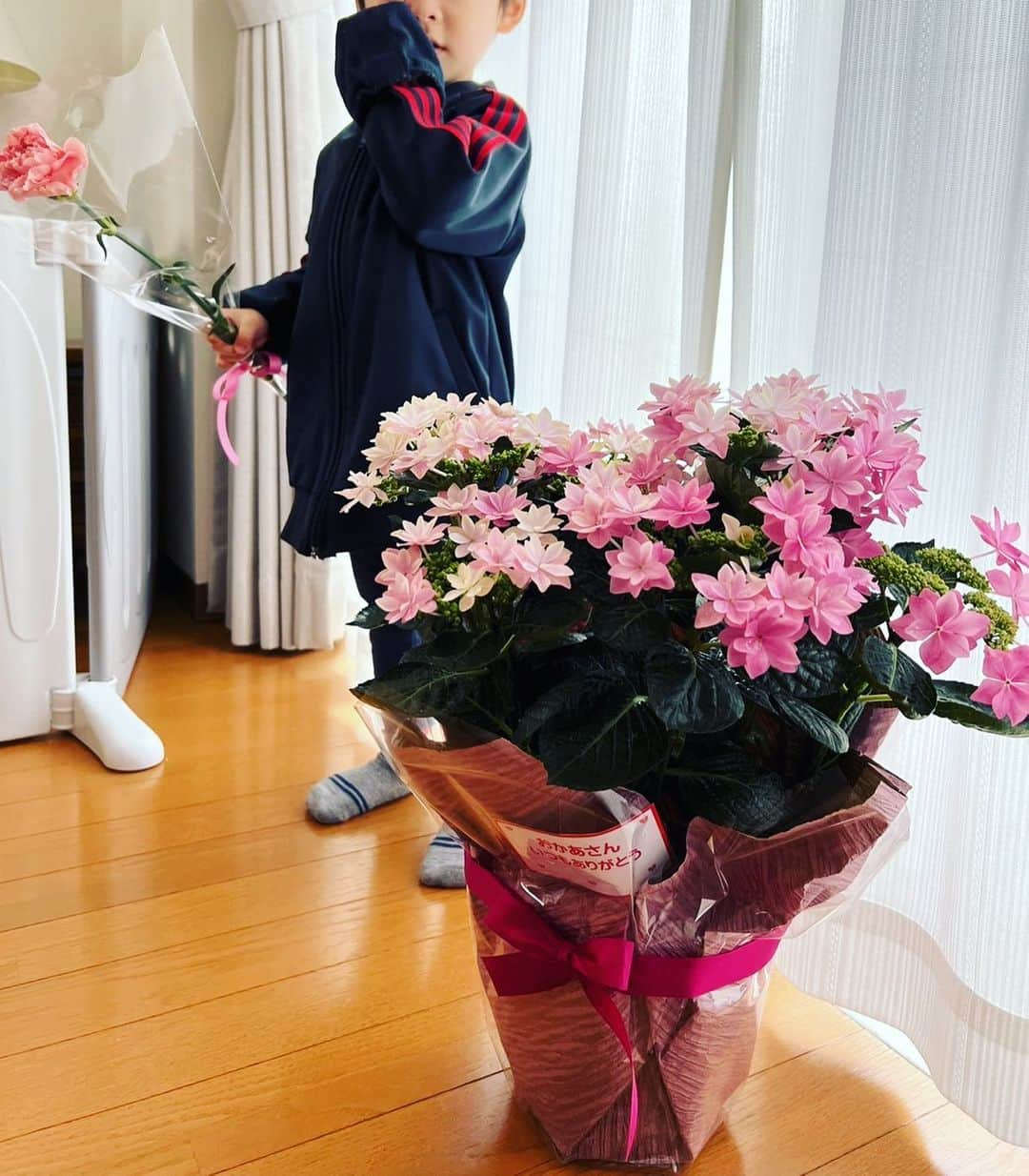 八木将康のインスタグラム：「母の日💐  おかあさん、いつも、ありがとう。  #母の日  #ちなみに #青柳翔くんに買ってもらったアディダスのジャージ」