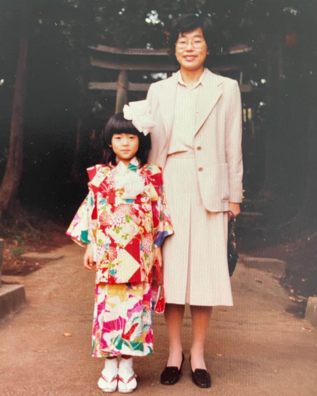 野沢和香さんのインスタグラム写真 - (野沢和香Instagram)「Happy Mothers day💐 一緒の写真がこれしかないっ🤣 母ヒロコのオタク&西部警察感っwww 本物はもう少し素敵です🤣🙏アーメンヒロコw  人知れぬ苦労もあるだろうに、 いつも底抜けに明るくて、 どんな大変な時も自分の機嫌をとって そしていつも人に対して底抜けに優しい人👏  そんな母から学んだことは沢山あるけれど、一番は、 どんな時も、 どんな私も受け入れて、 まるっっと当たり前のように大きな愛で包んで味方でいてくれた事。(かなり大人になった今もだけど🙏)  母に教えてもらったように、 自分で自分の味方でいれるように。 自分を見守っていこっ💃💐  そして、子もずーっと母の味方で、 親の笑顔と幸せを一番に願ってます🙏  お母さんって本当に偉大ですね✨ 世の中のお母さん、 いつもいつも！ お疲れ様です！ そして、 ありがとう🙏🌹🌹🌹」5月8日 10時52分 - wakanozawa