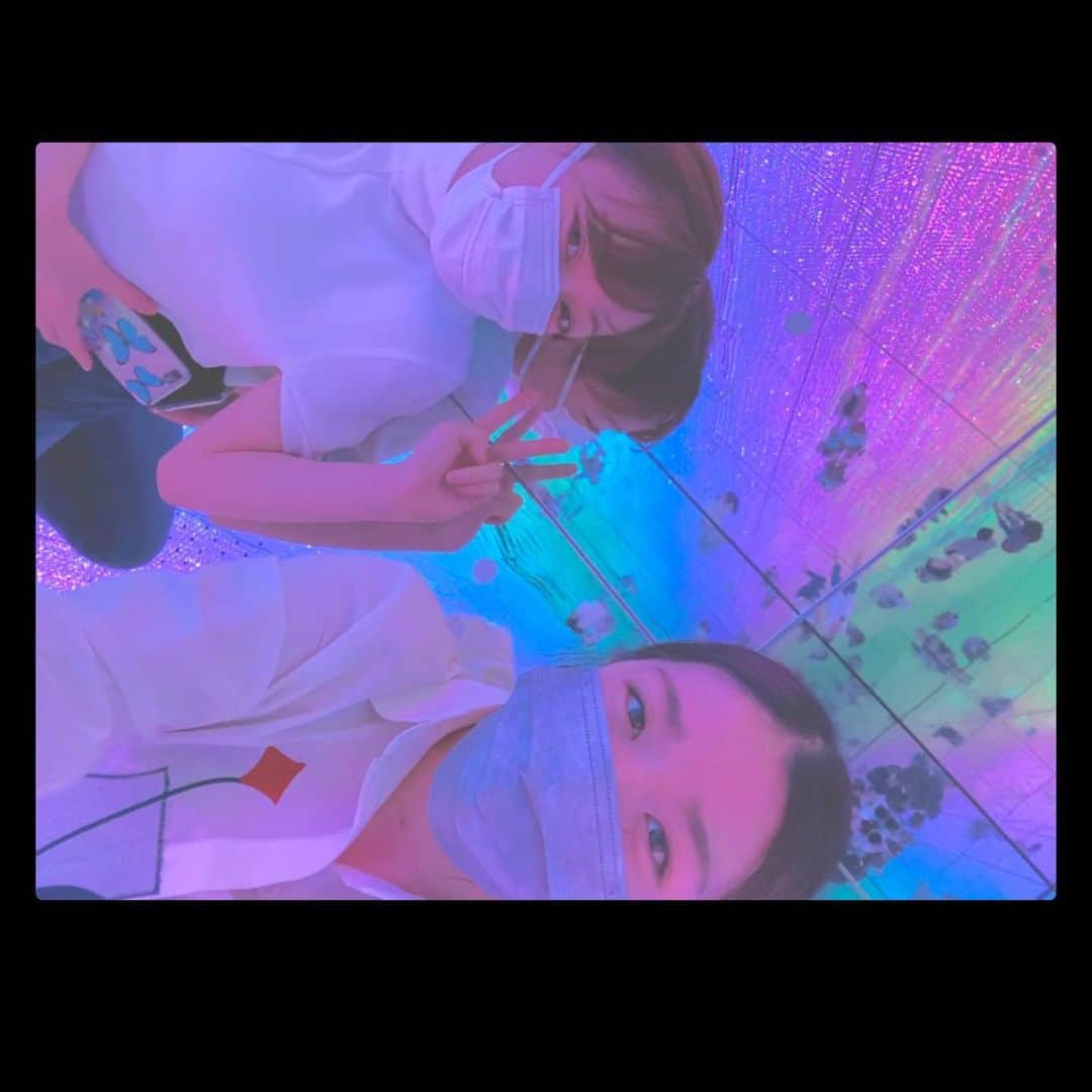 神崎れなのインスタグラム：「いつしかの前ですが、ゆきえさんと2人でチームラボに行ってきました。  いやぁ、普通に綺麗でした笑 フラワーガーデンのゾーンは初めてで、みちみちに花にまみれる感覚を味わえたのは感動でした。 綺麗と純粋の思う心を肌で感じたかったので本当に行けてよかったです。  ゆきえさんと2人でお出かけするのも初めてだったのでとても新鮮で楽しかったです。女子同士は話に花が咲くのでいいですね🌷  この時行って気づいたのですが、私はプライベートに関しては、撮られるよりも撮ることが好きかもしれないと思いました笑　昔からずっと人と撮る写真は変顔をしてきた人間なので改めて撮るとなんか照れちゃいましたね（反省）笑　撮る時は張り切ってシャッターを押してました。笑  そんな最近でございます。 そんなゆきえさんと共演いたします舞台「星の王子さま」も稽古期間中でございます。  無事公演ができること願って頑張りたいと思いますのでどうぞよろしくお願いします。」