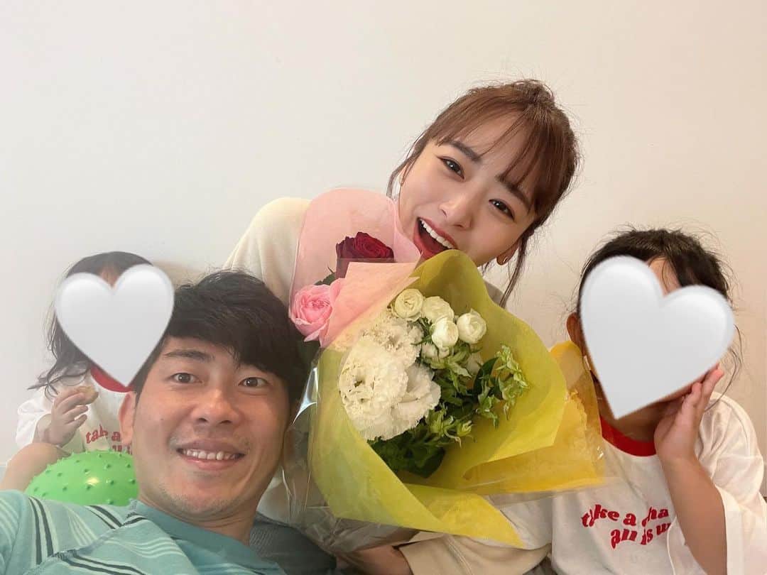 近藤千尋のインスタグラム：「#母の日　🙇‍♀️❤️  朝から公園に行った3人が お花と手紙持って帰って来た瞬間 母ちゃん爆泣きの朝😭❤️ お手紙も一生懸命書いたのね😭 ひーぼぉくんも毎年ありがとう😭 2人のママで本当に幸せよ😭💕 👹こんな顔して怒るのに 好きでいてくれてありがとう😢笑  そして 全国のママさん、毎日 育児、家事、お疲れ様です✨ 今日は自分を甘やかしまくって 明日からまた頑張りましょう❣️笑」