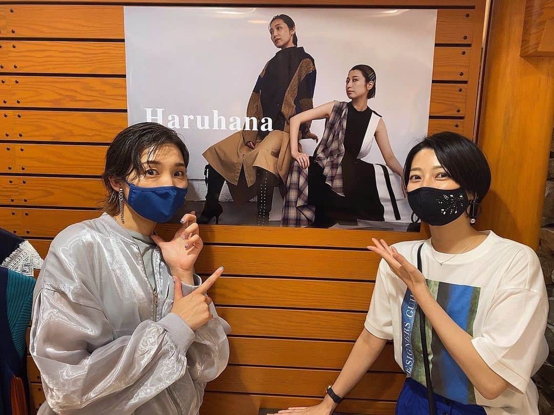 のインスタグラム：「5/7より  同期であり戦友であり親友である 春花きららちゃん　@maiko_kirara   主催のポップアップショップが 日比谷シャンテ3階にて開催されております！  あの人多忙すぎるので、私今回結構な頻度でサポートさせて頂こう！と意気込んでおります。 （ついでにしれっとオリジナルマスクとトートバッグを置かせてもらってます）  今回まいちゃんセレクトのブランド  EZUMi  以前お洋服を着て撮って頂いた写真が店頭に飾られています。  メイクしてくださったのはJULIAさんこと 花野じゅりあさん💓 @julia.hanano   懐かしい再会と、ますますカッコ良くセンス良く生きてらっしゃる姿勢と 圧巻の技に もう感動しっぱなしの撮影でした💓  是非是非そちらのポスターもチェックしてみてください！  なんかあっというまに過ぎゆくＧＷですが、どこかで忘備録の思い出も載せたいなぁー 。願望ですけど💦  ポップアップは 5月31日まで  様々な素敵な方々による素敵な商品が入れ替わり立ち替わり目白押しですので  ぜひ何度でも遊びにいらしてください💓  #日比谷シャンテ #宝塚OG」