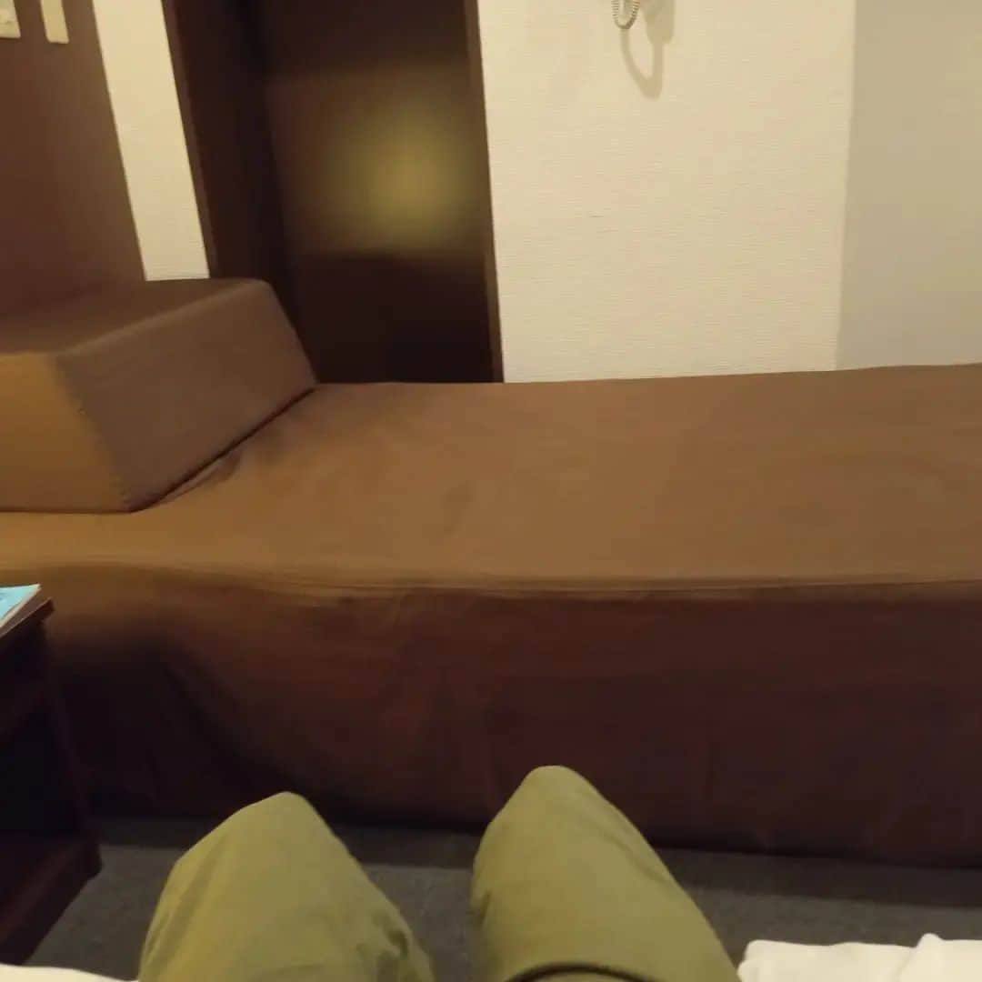 小田原ドラゴンさんのインスタグラム写真 - (小田原ドラゴンInstagram)「泊まったホテルが完全に呼ぶ用ホテル。ベッドの隣にプレイ用マット。こんな落ち着けないホテルありまっか？」5月8日 3時43分 - odawaradoragon