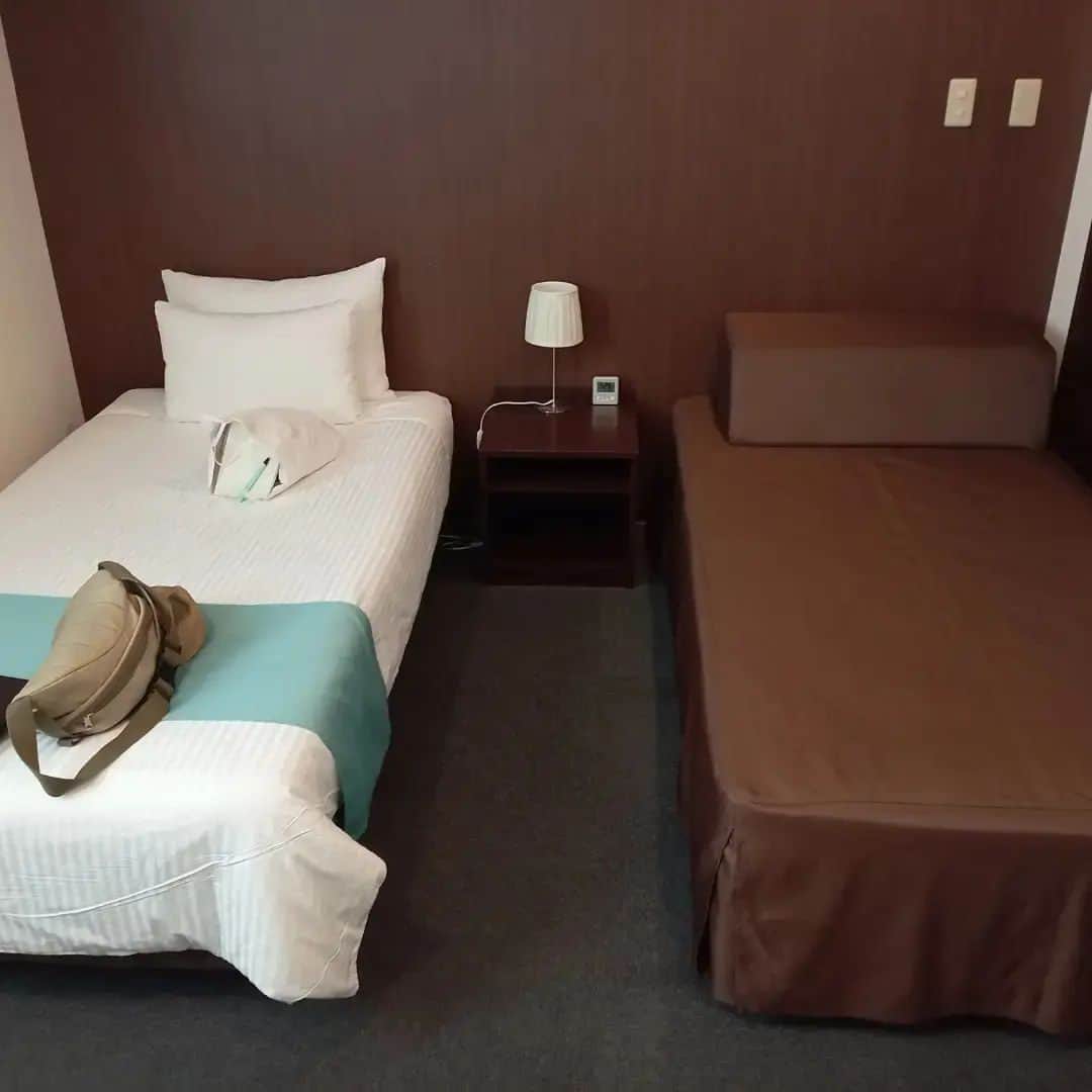 小田原ドラゴンのインスタグラム：「泊まったホテルが完全に呼ぶ用ホテル。ベッドの隣にプレイ用マット。こんな落ち着けないホテルありまっか？」