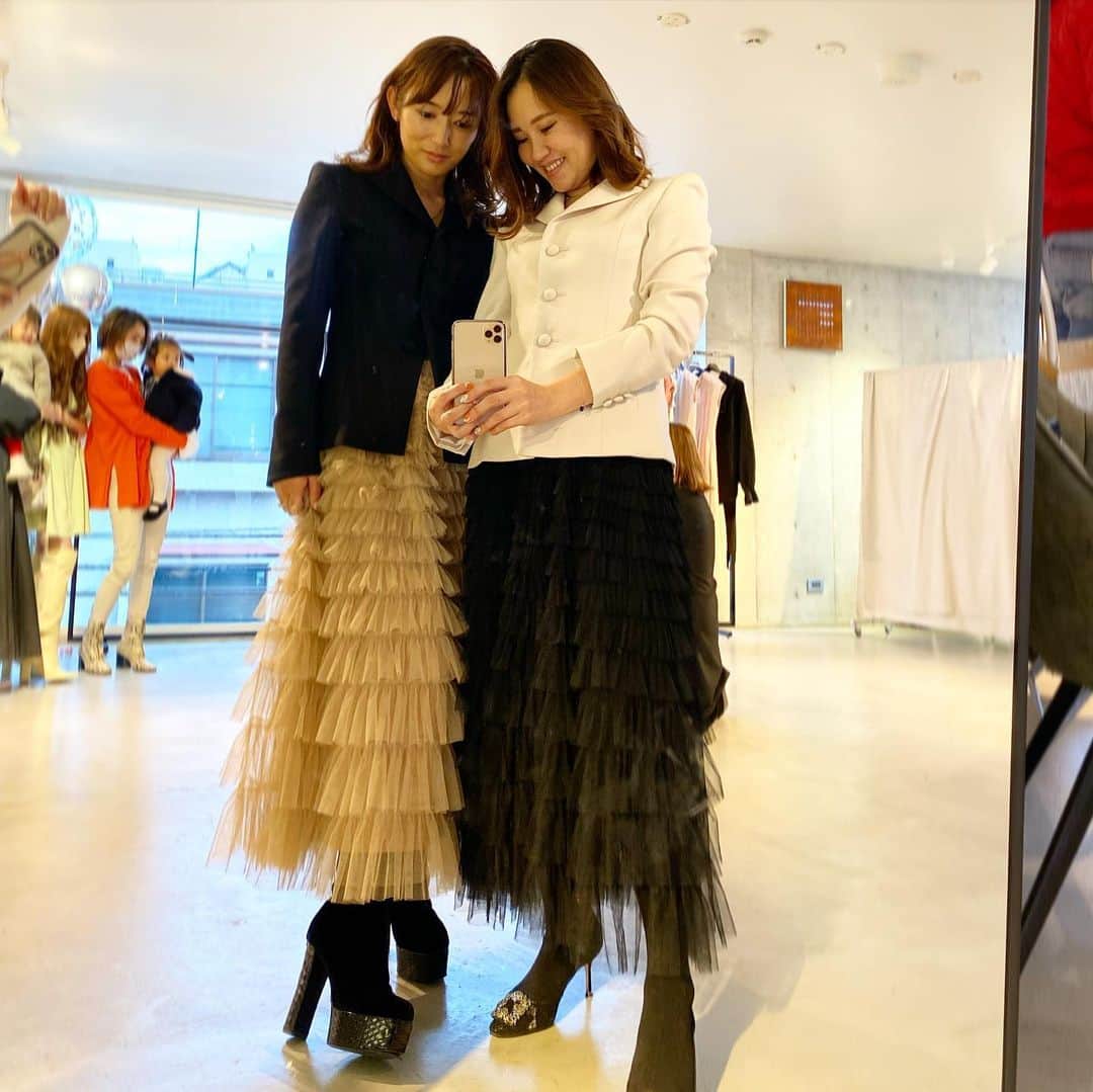 増山敬子のインスタグラム：「2人でお揃いコーデ♡ with @masuda_makiko * @8vaalta のお洋服♡ このジャケットのシルエットが とても綺麗でホワイト買いそびれてしまった🥹 スカートも色んなシーンで、色んなスタイルを楽しめてかなりヘビロテしてます💗 * そして、 スプリングの新商品も出てるみたいだからcheckしてみてね♡ @official.seira ちゃんがつくっている お洋服だよ👗 *」