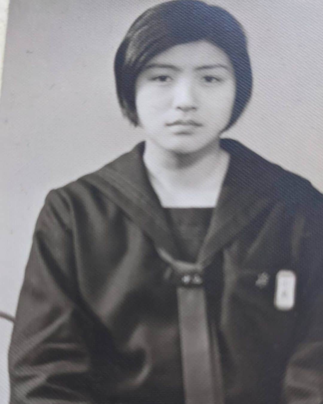 小林アナさんのインスタグラム写真 - (小林アナInstagram)「母の日！ 母早苗から 「マドンナと言われていた中学生時代の写真」と送られてきました。 まあ、、確かに美形だけど！！ 元気で長生きしてずっと奢ってください🙈✨ #母の日」5月8日 6時00分 - genkobiribiri