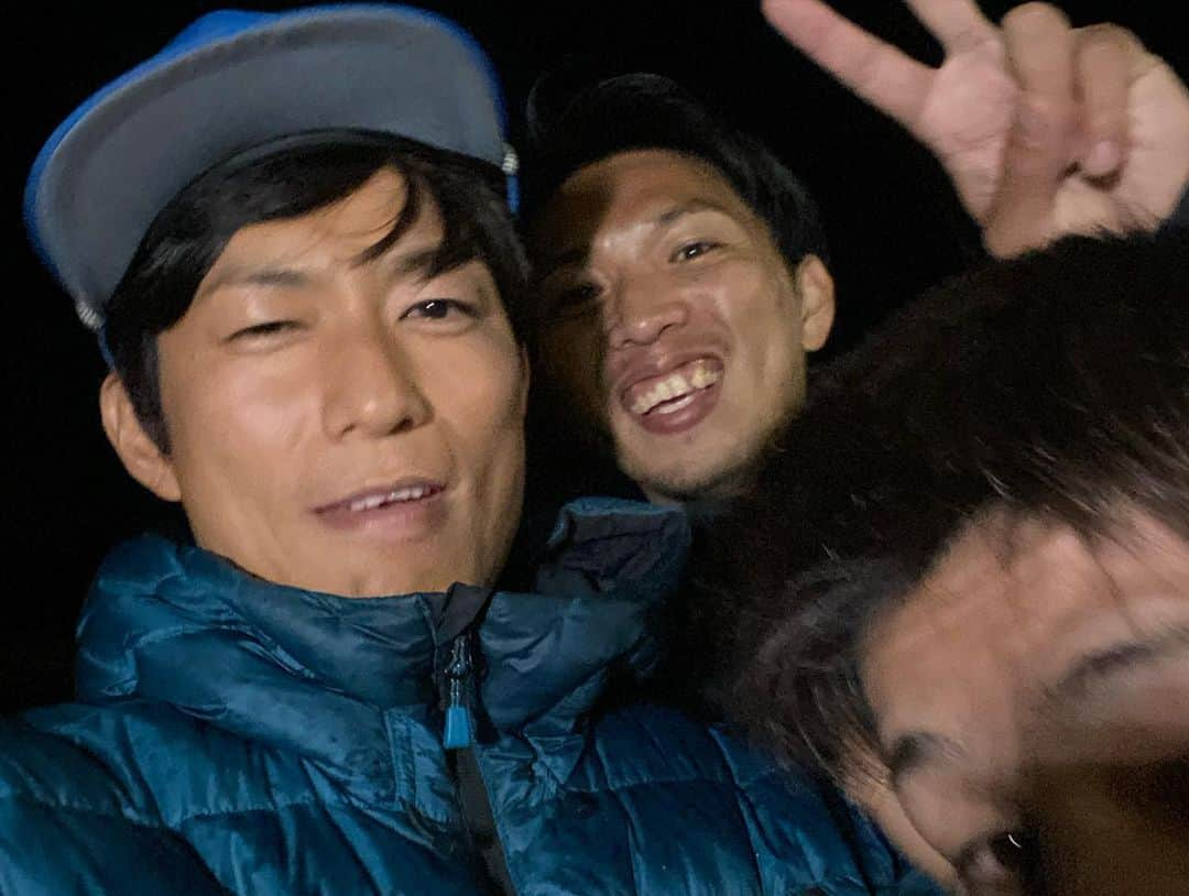 三浦雄也さんのインスタグラム写真 - (三浦雄也Instagram)「記念撮影で、「撮りますよー」って言いながらインカメラで自撮りしちゃうよくあるやつ！ とくちゃんがヒラメ持ってる時と、クエを持ってる時にも同じくだりをやってました📸  #撮影あるある #オフショット  #youtube  #youtuber  #釣りよかでしょう」5月8日 6時18分 - yu_ya_miura