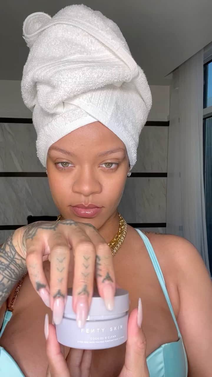 リアーナのインスタグラム：「and that’s on self care bih 🧖🏿‍♀️」