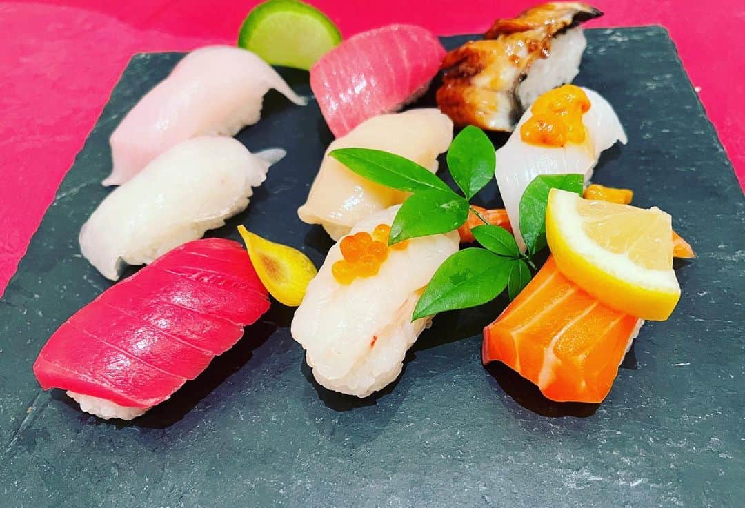 けんたろスのインスタグラム：「寿司うまかった🍣 肉も美味かったけど写真撮るの忘れた  #浜名湖 #旅行 #家族 #たろサク兄弟 #YouTube #ナンパ #メンズメイク #整形 #整形メイク #bts」