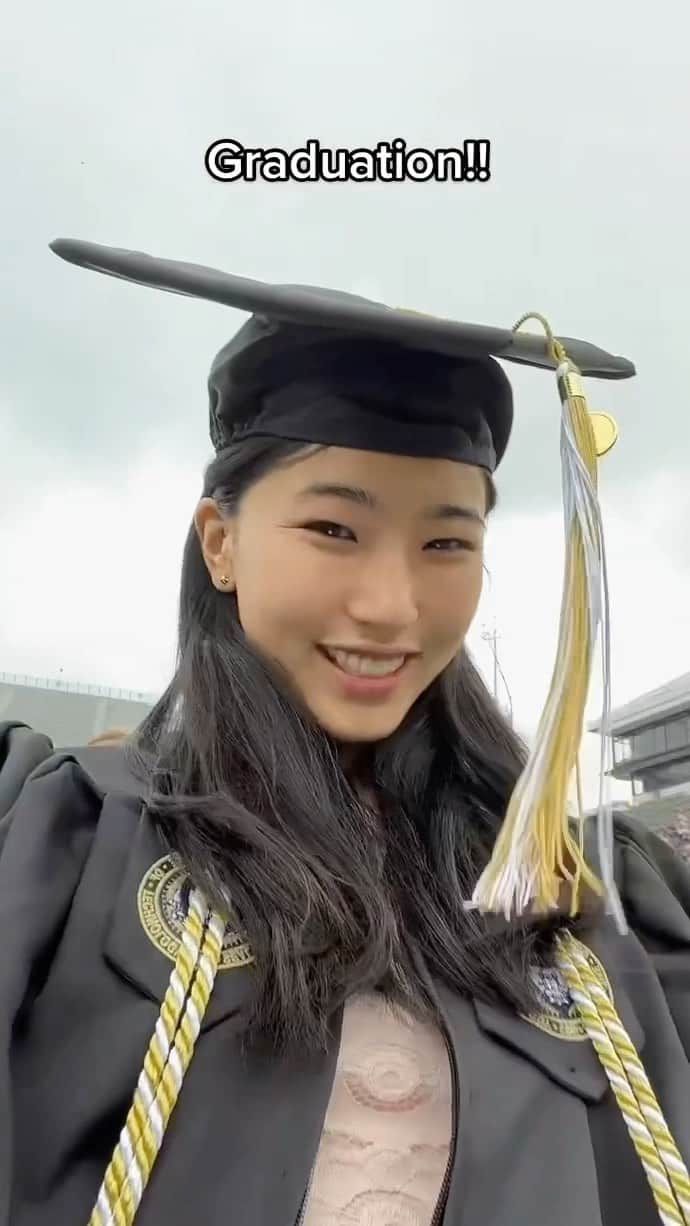 篠原枝令菜のインスタグラム：「I DID IT GUYSSSS!!!! 4 LONG YEARS!!! @georgiatech 🐝🐝」