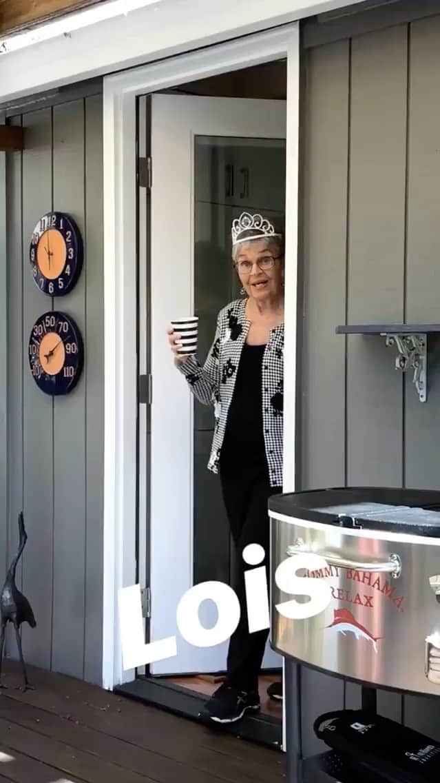 リサ・リナのインスタグラム：「To the Queen we love you and miss you. This first Mother’s Day without you is Brutal 😭💔👑」
