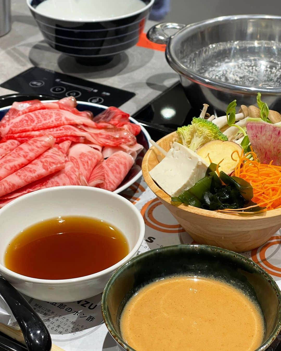 長谷川夕希子さんのインスタグラム写真 - (長谷川夕希子Instagram)「夕希ログ🥢🥩😋　 皆んな大好きな🥩編✨  歌舞伎町のど真ん中に5/2にオープンした ひとりしゃぶしゃぶ7代目松五郎 歌舞伎町店 @kabuki_matsugoro  オープニングレセプション 行って、熟成A5黒毛和牛しゃぶしゃぶ堪能してきたよ😋🥩💓  締めのラーメン🍜 〆ラーメンも最高だった🥰  ひとりしゃぶしゃぶ7代目松五郎では、 牛肉は全てA4A5ランクの熟成黒毛和牛を使用🥩✨  豚肉もしっとりした甘みが特徴の独自のブランド豚肉とゆーこだわりで、 私は牛豚両方とも毎回絶対オーダーしています❣️😋💓  お肉を目の前でスライスして提供されるから待ってる時から ワクワクしちゃう😍💕  ごまだれでお肉食べるの 大好きだけど、 お店特製のポン酢が また絶品なの❣️😍💕  2年半研究を重ねた こだわりのポン酢なんだよ✨  ゴジラが屋上から見下ろしているTOHOビル🏢 1階にあるから 是非行ってみてね❣️😋💞 (旧新宿コマ劇場および新宿東宝会館の跡地)  ひとりしゃぶしゃぶ七代目 松五郎 @kabuki_matsugoro   東京都新宿区歌舞伎町1- 19-1新宿東宝ビル1階  📞 03-6380-2909 JR新宿駅東口5分·西新宿駅歩3分 11:30~23:00 (L.022:00)  #ひとりしゃぶしゃぶ松五郎  #ひとりしゃぶしゃぶ七代目松五郎  #新宿歌舞伎町  #新宿グルメ  #新宿ディナー  #新宿デート  #tohoシネマズ  #新宿東宝ビル  #新宿toho  #ひとり  #ひとり鍋  #おひとりさまごはん  #おひとりさまランチ  #ひとりごはん  #アラフォーライフ  #アラフィフライフ #美魔女  #黒毛和牛  #しゃぶしゃぶ  #肉食系女子 🥩🥓 #肉食女子 🥩🥓 #オープニング  #おひとりさま女子  #おひとりさま大歓迎」5月8日 7時58分 - yukikogabby