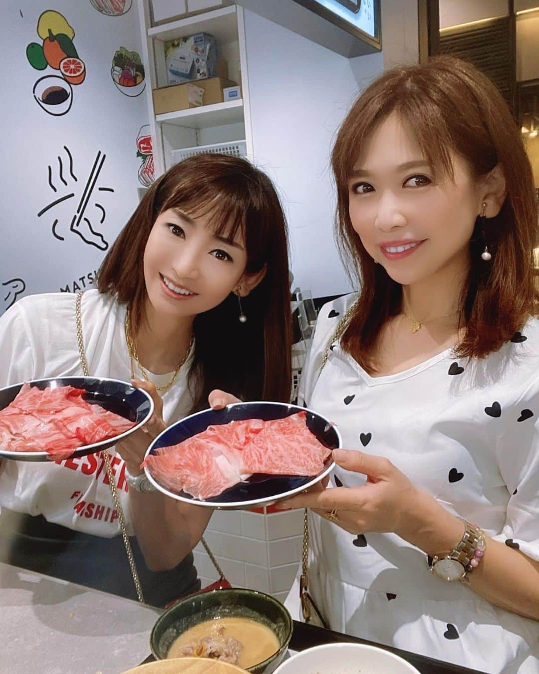 長谷川夕希子さんのインスタグラム写真 - (長谷川夕希子Instagram)「夕希ログ🥢🥩😋　 皆んな大好きな🥩編✨  歌舞伎町のど真ん中に5/2にオープンした ひとりしゃぶしゃぶ7代目松五郎 歌舞伎町店 @kabuki_matsugoro  オープニングレセプション 行って、熟成A5黒毛和牛しゃぶしゃぶ堪能してきたよ😋🥩💓  締めのラーメン🍜 〆ラーメンも最高だった🥰  ひとりしゃぶしゃぶ7代目松五郎では、 牛肉は全てA4A5ランクの熟成黒毛和牛を使用🥩✨  豚肉もしっとりした甘みが特徴の独自のブランド豚肉とゆーこだわりで、 私は牛豚両方とも毎回絶対オーダーしています❣️😋💓  お肉を目の前でスライスして提供されるから待ってる時から ワクワクしちゃう😍💕  ごまだれでお肉食べるの 大好きだけど、 お店特製のポン酢が また絶品なの❣️😍💕  2年半研究を重ねた こだわりのポン酢なんだよ✨  ゴジラが屋上から見下ろしているTOHOビル🏢 1階にあるから 是非行ってみてね❣️😋💞 (旧新宿コマ劇場および新宿東宝会館の跡地)  ひとりしゃぶしゃぶ七代目 松五郎 @kabuki_matsugoro   東京都新宿区歌舞伎町1- 19-1新宿東宝ビル1階  📞 03-6380-2909 JR新宿駅東口5分·西新宿駅歩3分 11:30~23:00 (L.022:00)  #ひとりしゃぶしゃぶ松五郎  #ひとりしゃぶしゃぶ七代目松五郎  #新宿歌舞伎町  #新宿グルメ  #新宿ディナー  #新宿デート  #tohoシネマズ  #新宿東宝ビル  #新宿toho  #ひとり  #ひとり鍋  #おひとりさまごはん  #おひとりさまランチ  #ひとりごはん  #アラフォーライフ  #アラフィフライフ #美魔女  #黒毛和牛  #しゃぶしゃぶ  #肉食系女子 🥩🥓 #肉食女子 🥩🥓 #オープニング  #おひとりさま女子  #おひとりさま大歓迎」5月8日 7時58分 - yukikogabby