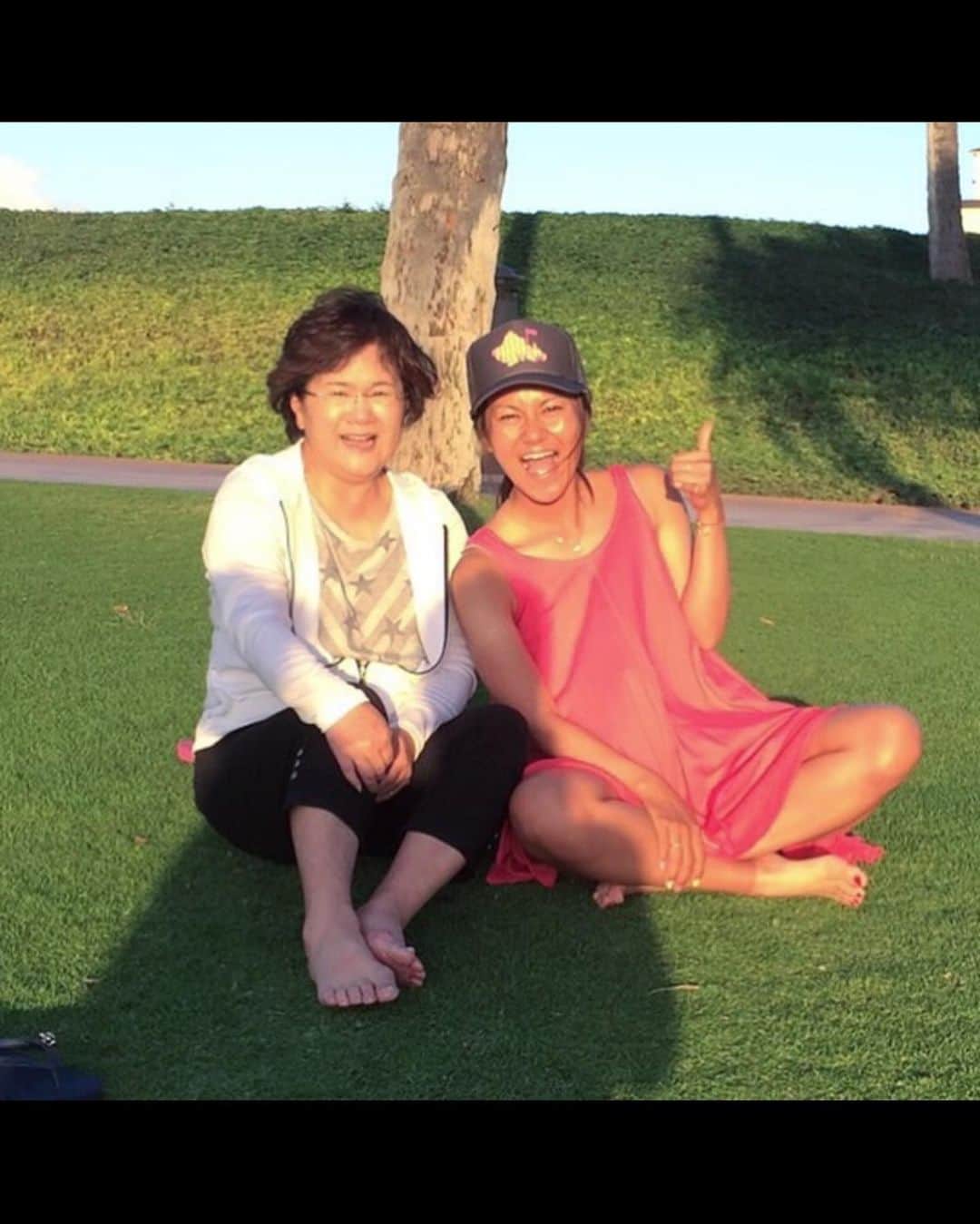 宮里藍のインスタグラム：「#母の日   今年は特に、これまで与えてくれた愛情がどれだけのものだったか気付かされる。母のようにはきっとなれないけど、でも私もいつか娘にそう思ってもらえるようになりたいなと思う。  お母さん、いつもありがとう！ お母さんの娘で今までも、これからもずっと幸せ。  #写真は6年前の #ハワイの試合で優勝した時の思い出 #楽しかったな #娘との写真はなさすぎて #動画を切り取りました 笑」