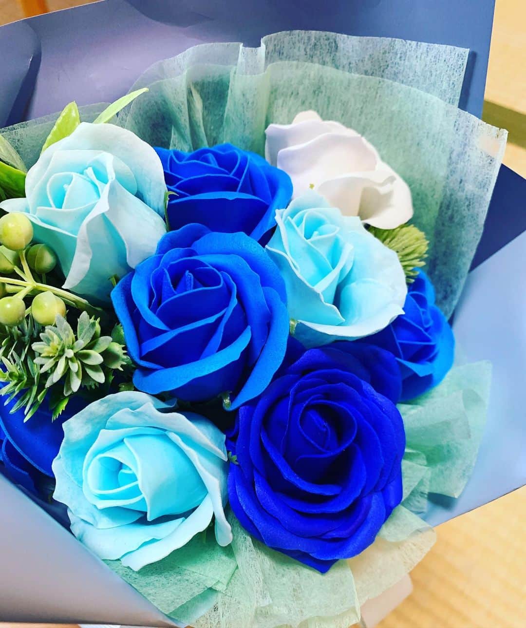林マオのインスタグラム：「綺麗な青いお花💐  ありがとう💙」