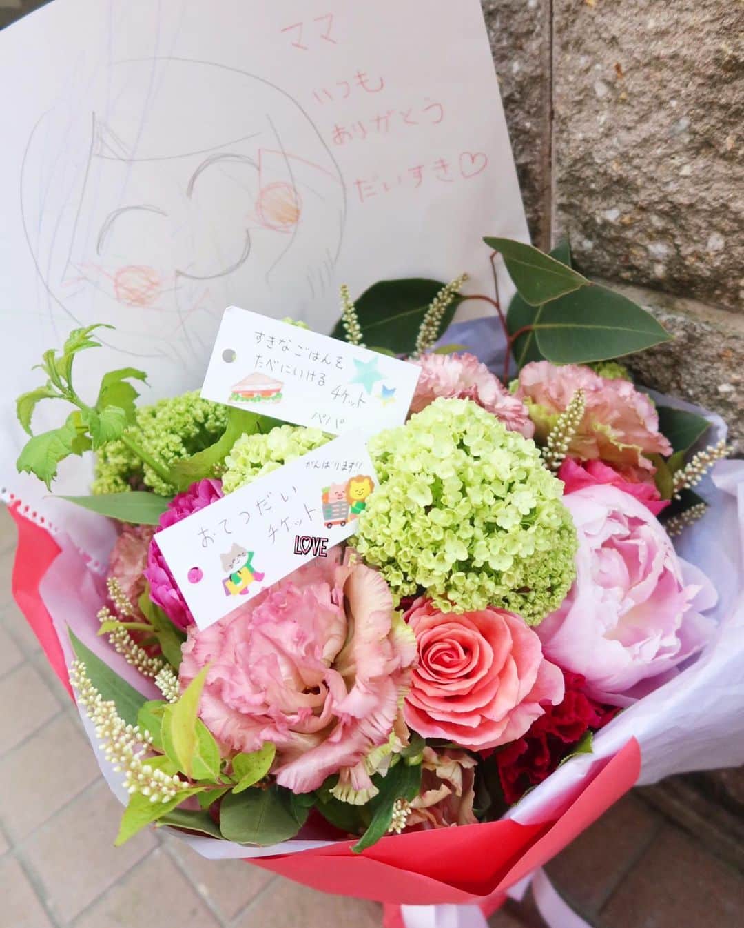 Mai Wakimizuのインスタグラム：「母の日♡朝、主人と息子から似顔絵とチケットのプレゼントがありました♡主人が9.9割書いた私の似顔絵が面白すぎるのと、チケットにわざわざシールが貼られているのが愛くるしくて胸キュンでした♡そして @the_neighbors_kobeのお花もうっとりするほど素敵で、今年はピンクの気分だったから嬉しさ倍増♡ブーケを抱えたいけど重くて持ちきれず、息子なりの精一杯が3枚目♡めちゃくちゃ笑顔＼(^o^)／去年の母の日は色々アクシデントがあったので(笑)、今年はプレッシャーを背負いながら頑張ってくれた主人、心からお疲れ様でした♡笑 お陰様で母、スーパー幸せです♡ #母の日#mothersday#1歳9ヶ月」