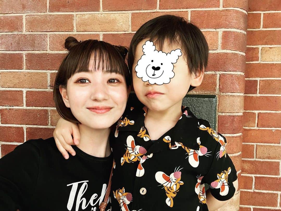 伊藤千晃のインスタグラム：「Happy Mother’s Day❤︎ ⁡ ということで、息子は母の日と言われてもピンときていないみたいだけど可愛いKissをくれました😘 ⁡ 首に手を回してくる辺りがこなれ感でてる（笑） ⁡ みんなは母の日は何かしたかな？😊 ⁡ 私はママにメッセージと食事をプレゼントしたよ🎁 ⁡  #happymothersday  #母の日  #ママさん達いつもお疲れ様です」