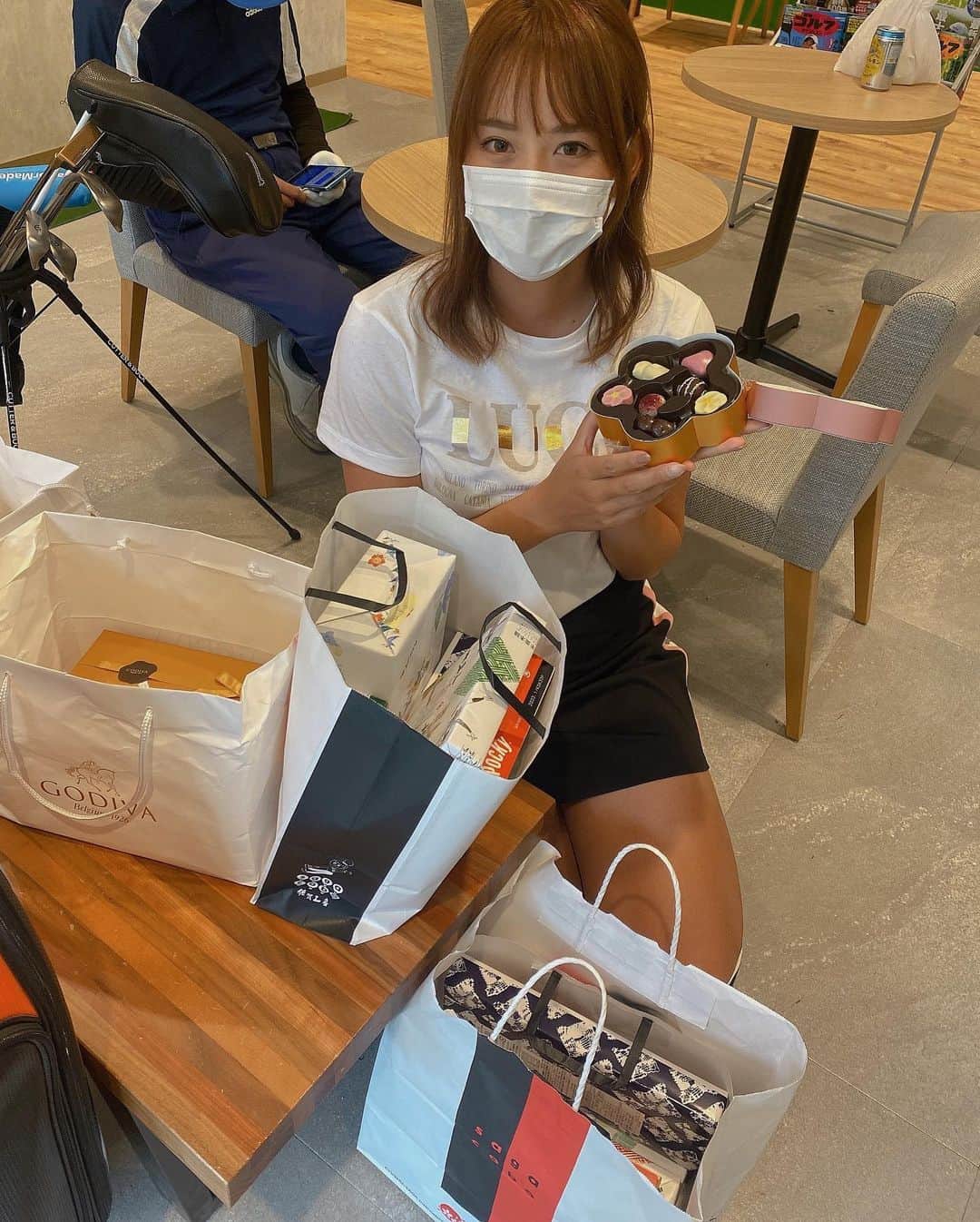 原田怜奈のインスタグラム：「こんばんは❤︎ 今日は2年ぶりくらいの イベントを開催さしていただきました🌸  1部2時間4名様 2部2時間4名様  なるべく皆様と合流したいので 毎回少人数で開催しています💭 今回も募集しましたら すぐ応募してくださり 中には毎回参加していただいてる方も💭 本当にありがとうございます。  凄く楽しい時間を 過ごせました❤︎  たくさんのお土産 ありがとうございました🥺❤︎  お手伝いしてくれた かんちゃん @kanchi__423  ありがとう🥺❤︎ . . . . . . #女子ゴルフ　#golf」